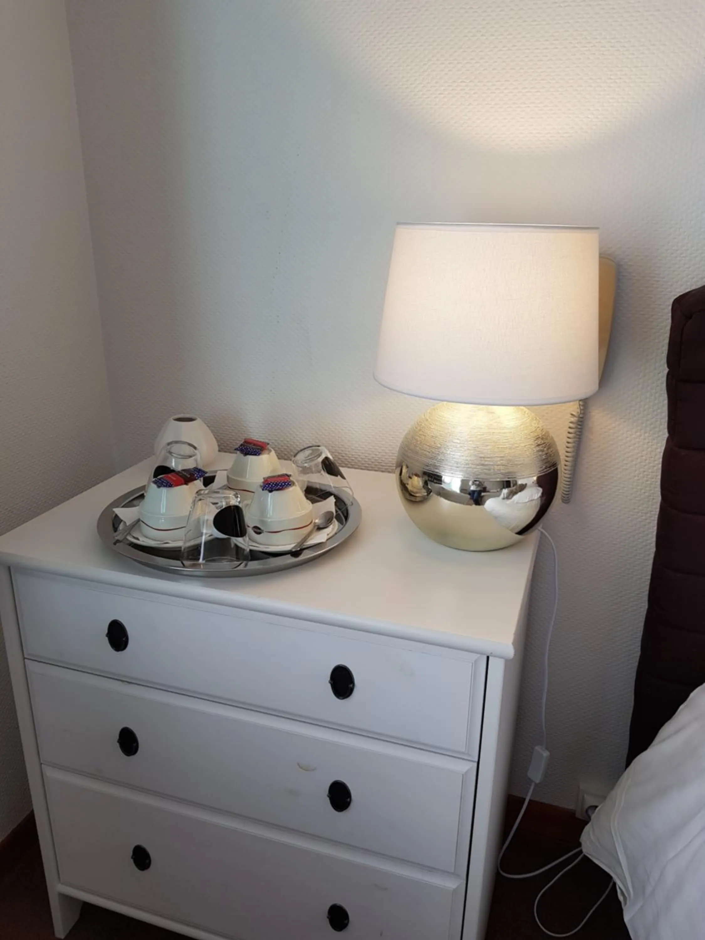 Coffee/tea facilities, Bed in Hôtel L'ideal le Mountbatten