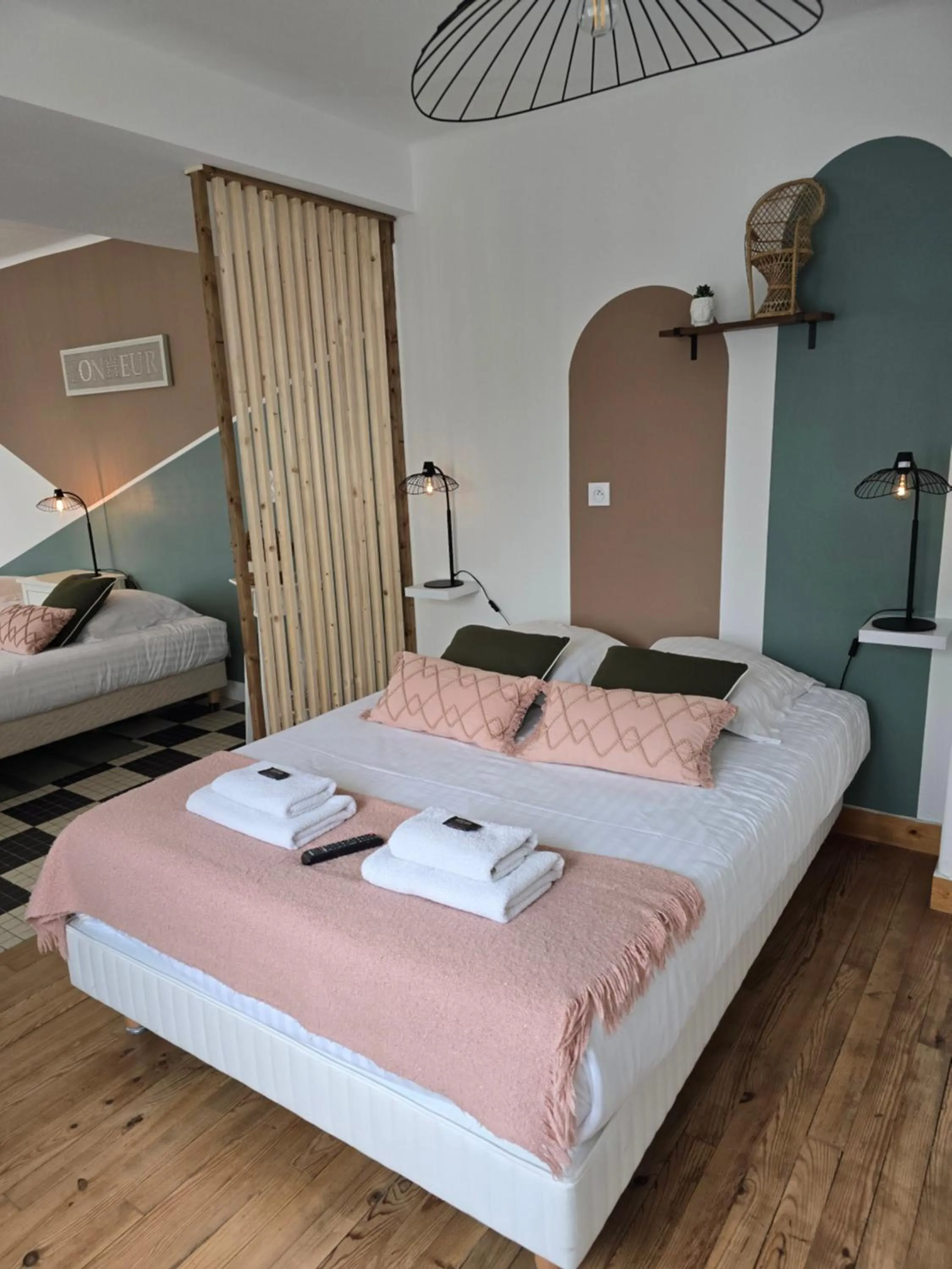 Bed in Hôtel L'ideal le Mountbatten