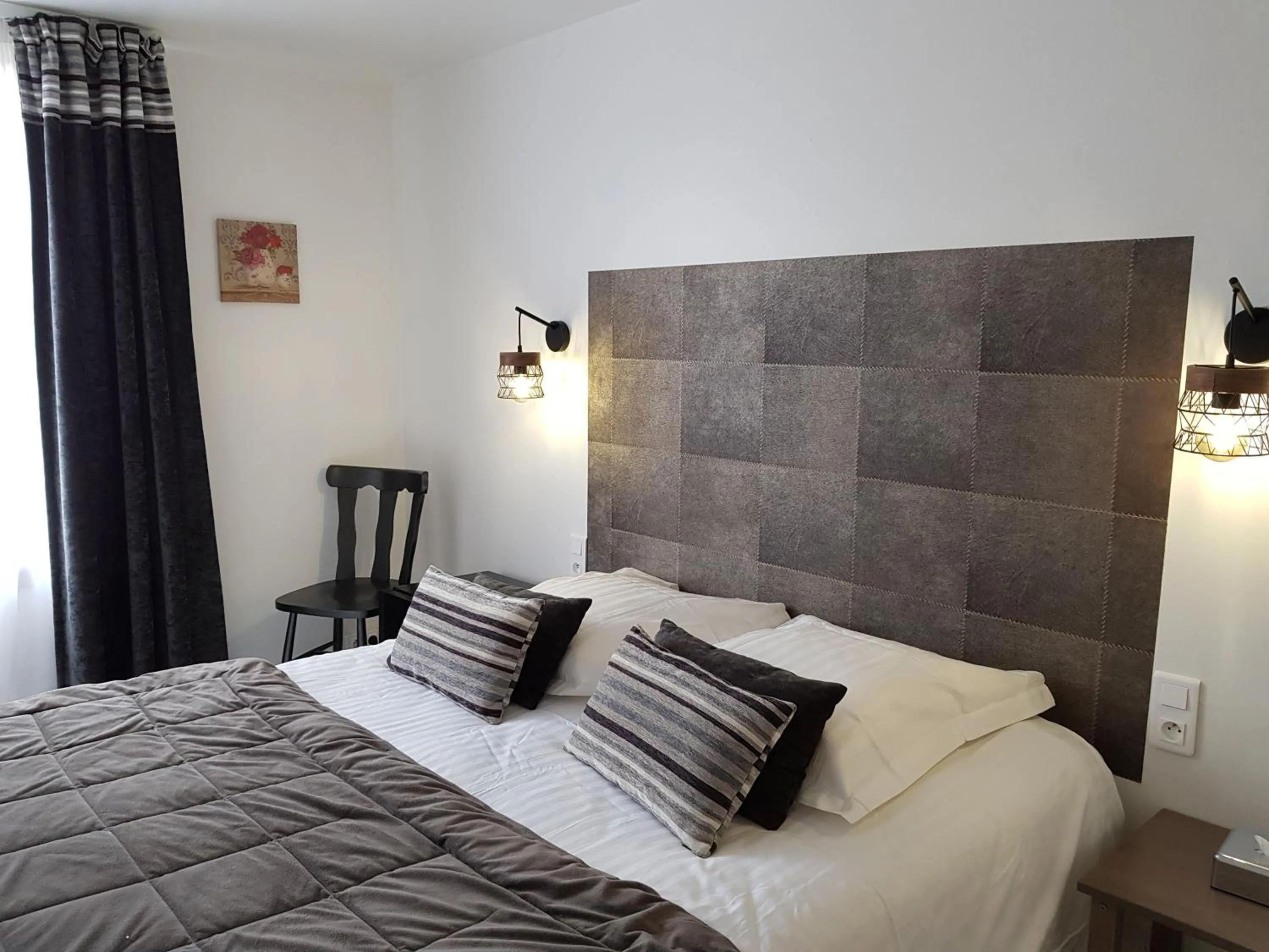 Bed in Hôtel L'ideal le Mountbatten