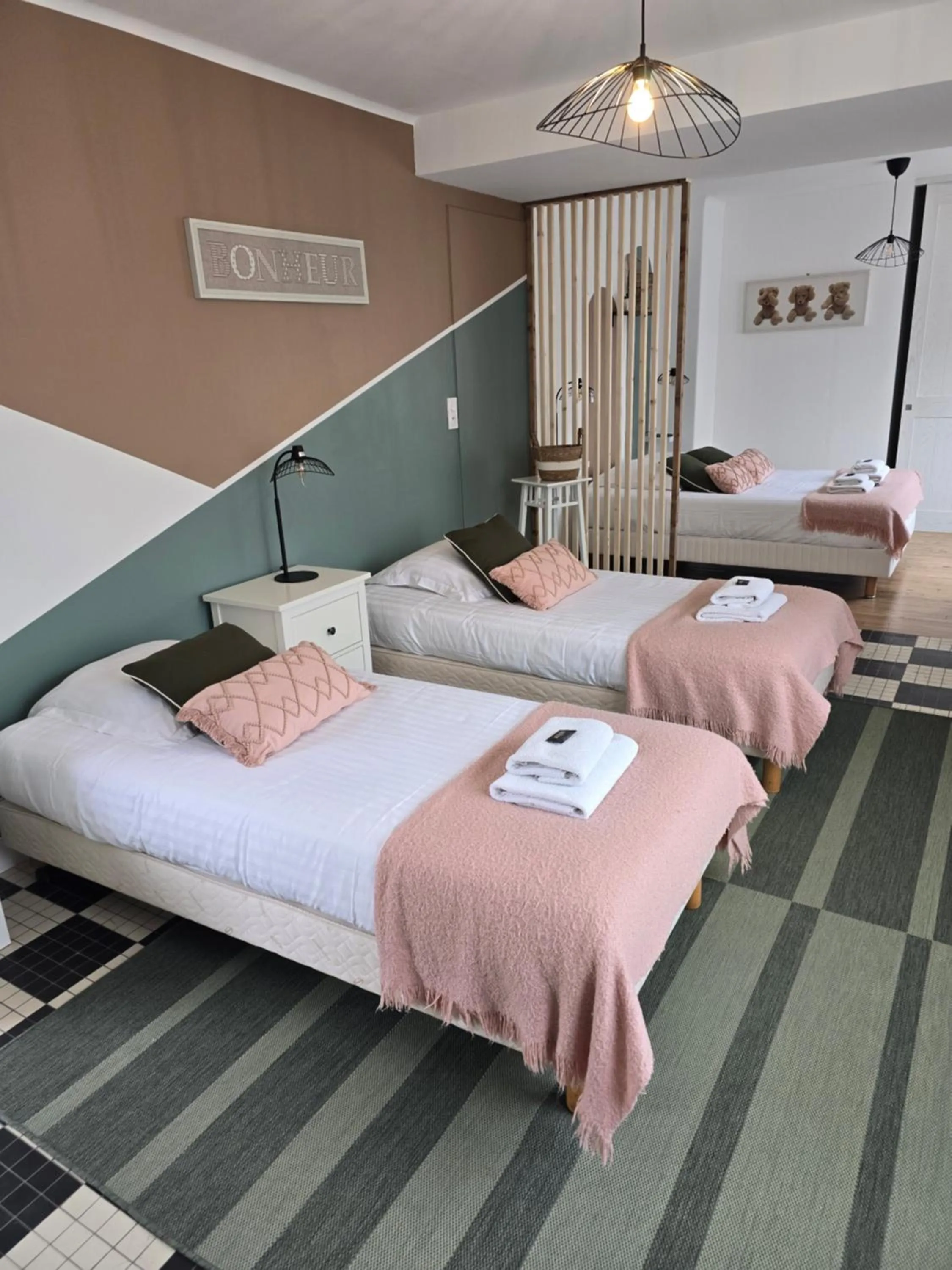 Bedroom, Bed in Hôtel L'ideal le Mountbatten