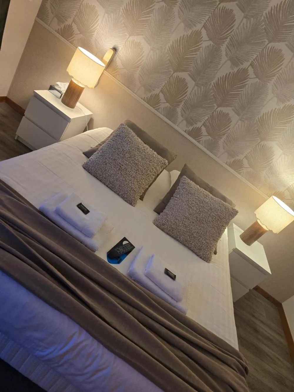 Bedroom, Bed in Hôtel L'ideal le Mountbatten