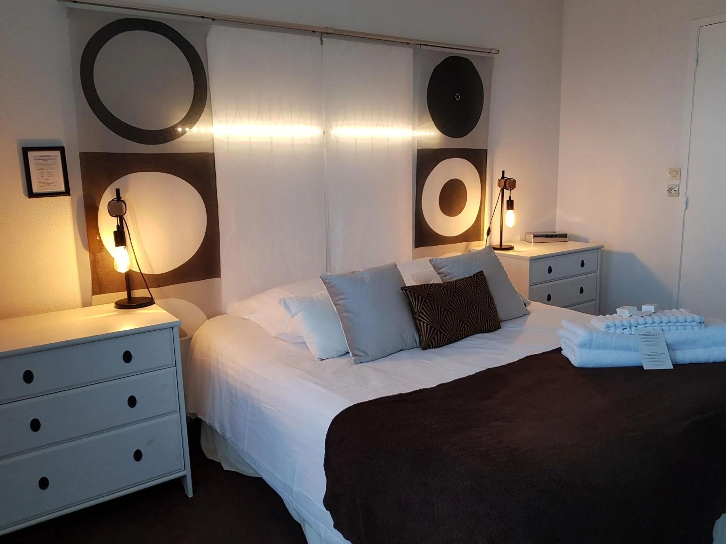 Photo of the whole room, Bed in Hôtel L'ideal le Mountbatten