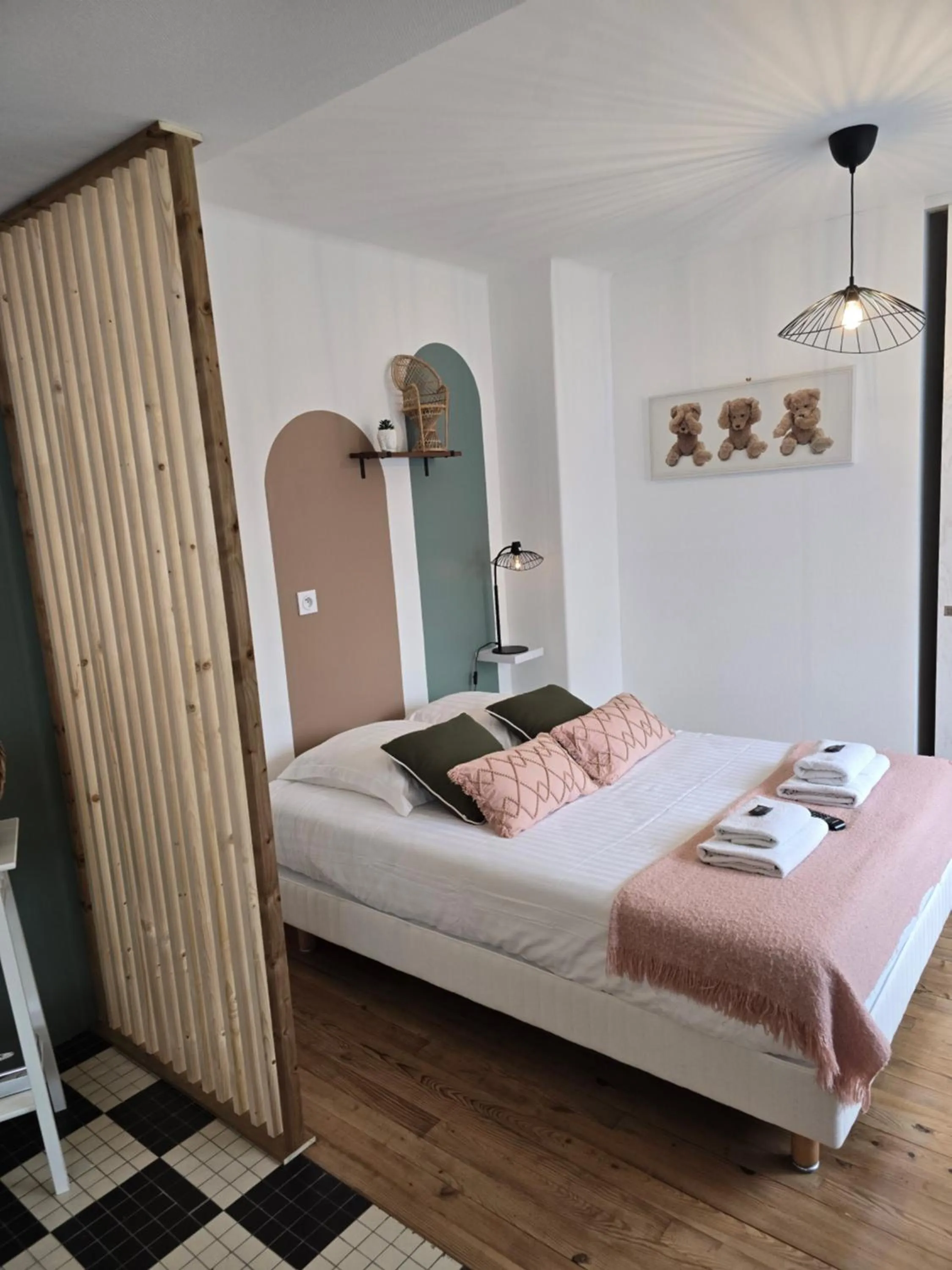 Bed in Hôtel L'ideal le Mountbatten