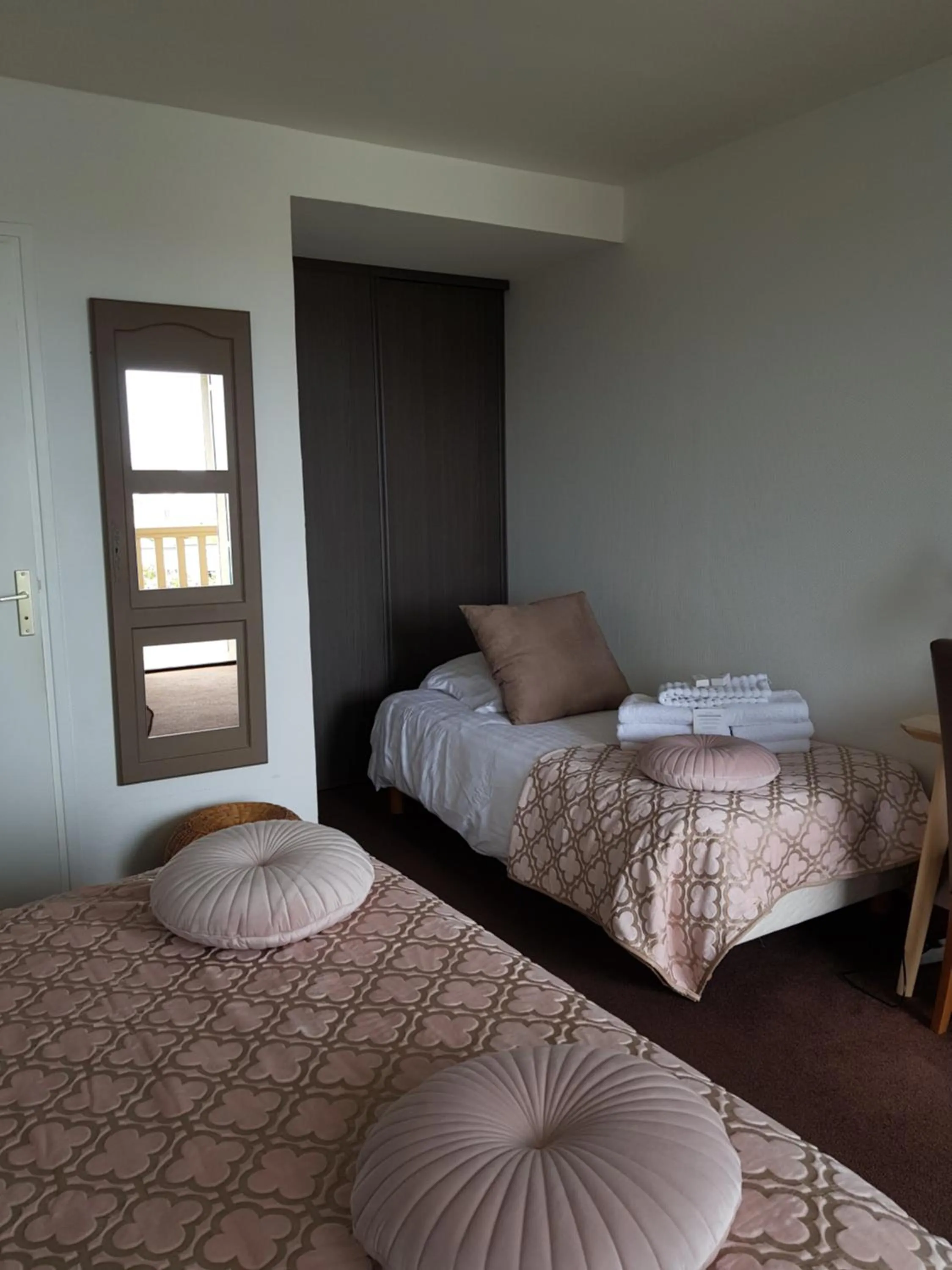 Bedroom, Bed in Hôtel L'ideal le Mountbatten