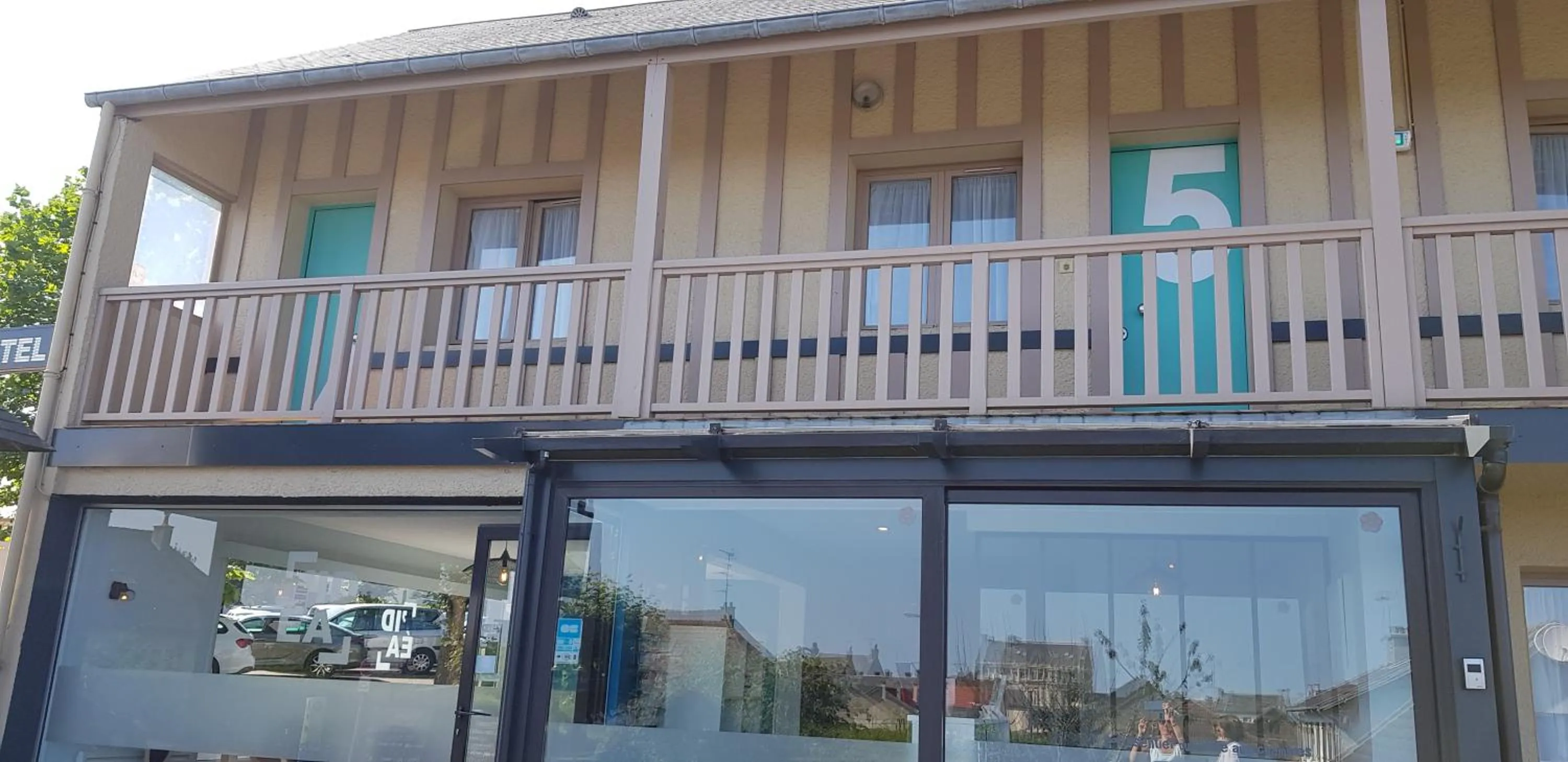 Facade/entrance in Hôtel L'ideal le Mountbatten