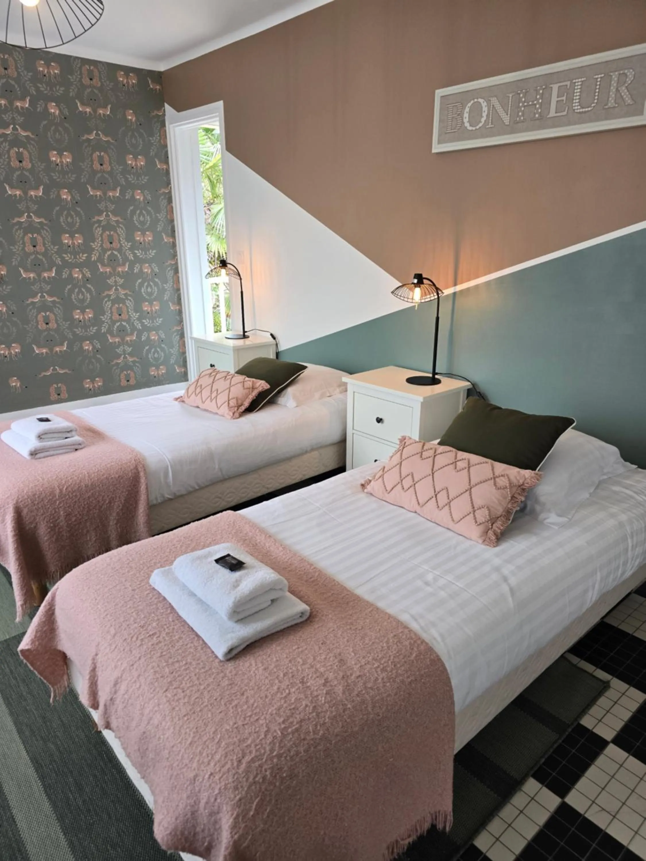 Bed in Hôtel L'ideal le Mountbatten