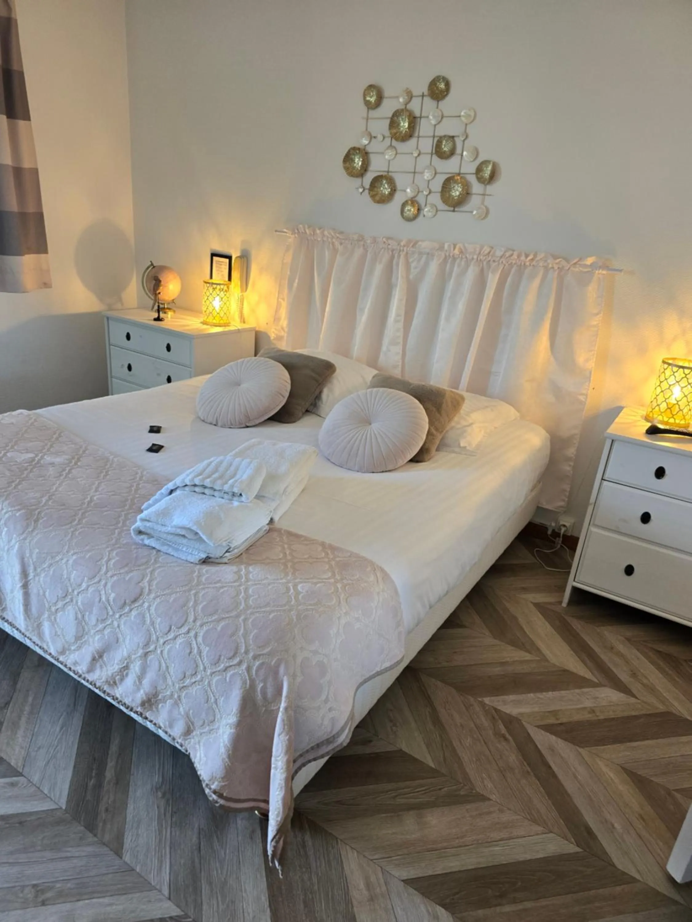 Photo of the whole room, Bed in Hôtel L'ideal le Mountbatten