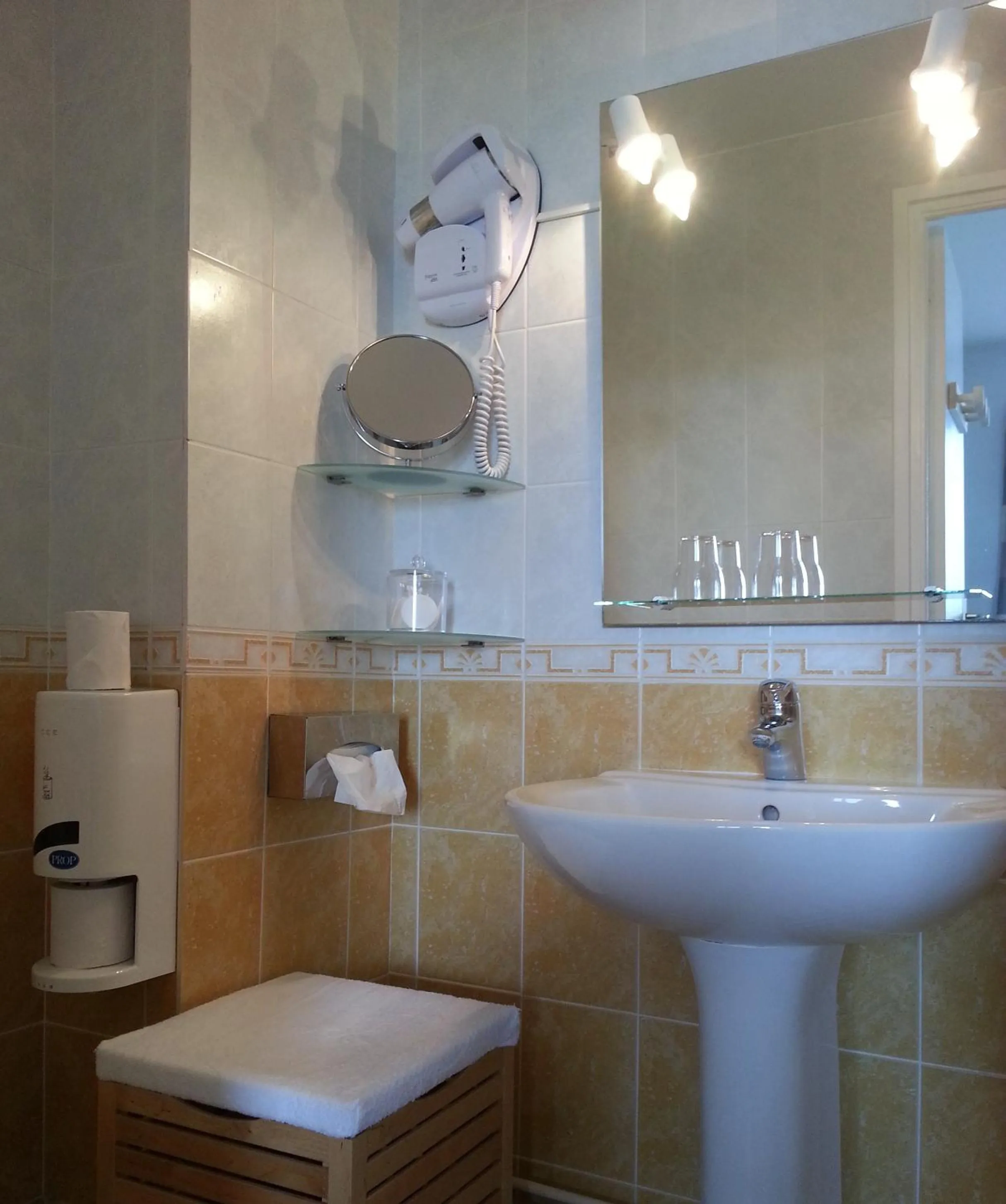 Bathroom in Hôtel L'ideal le Mountbatten