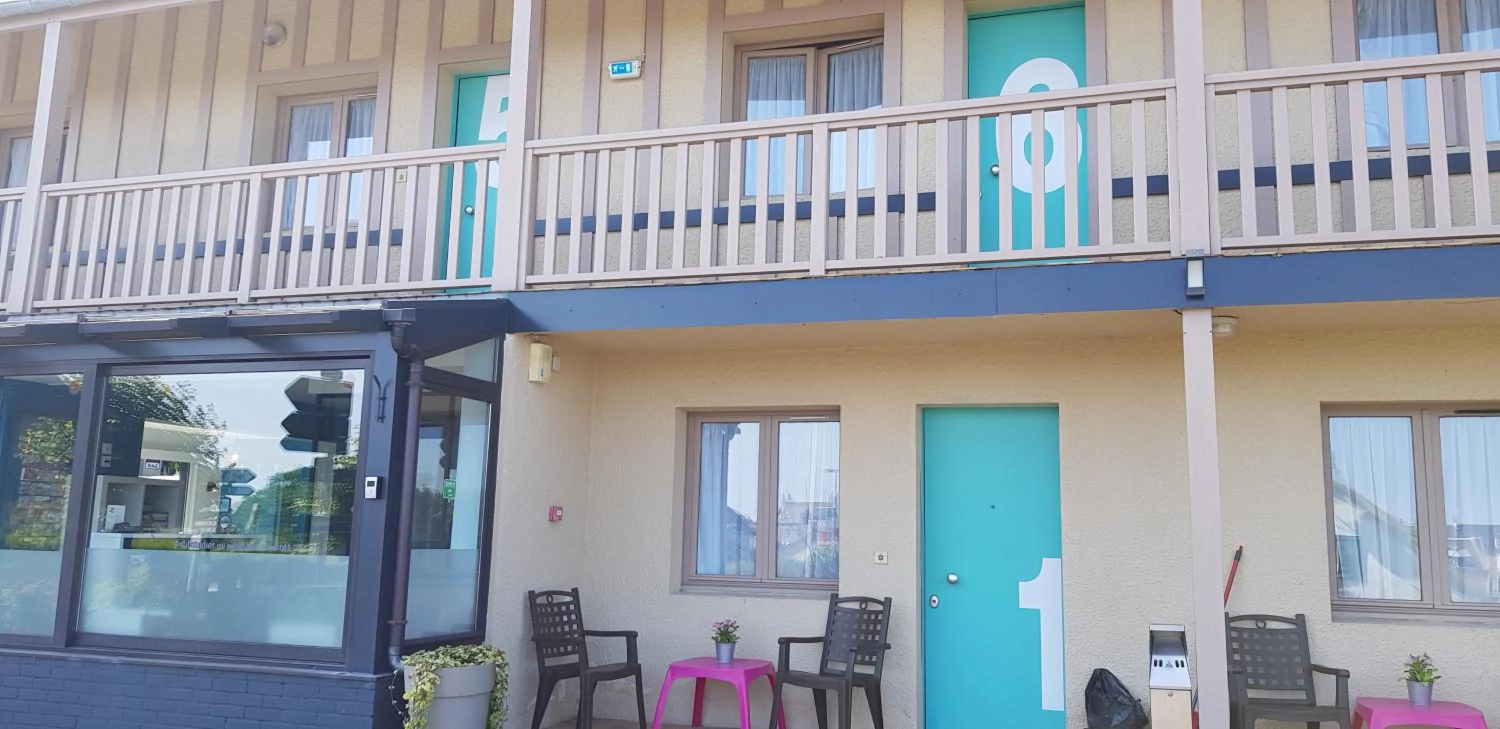 Facade/entrance in Hôtel L'ideal le Mountbatten