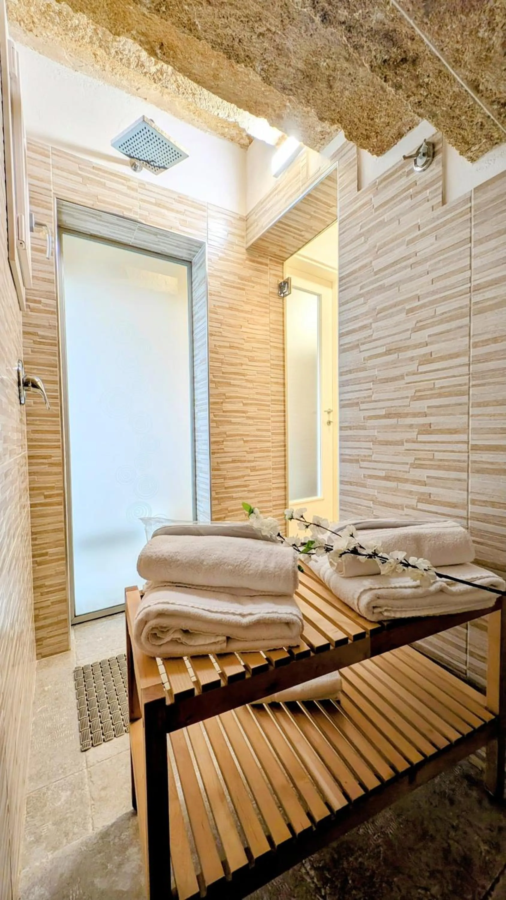 Bathroom, Bed in B&B Corte Regina Esther