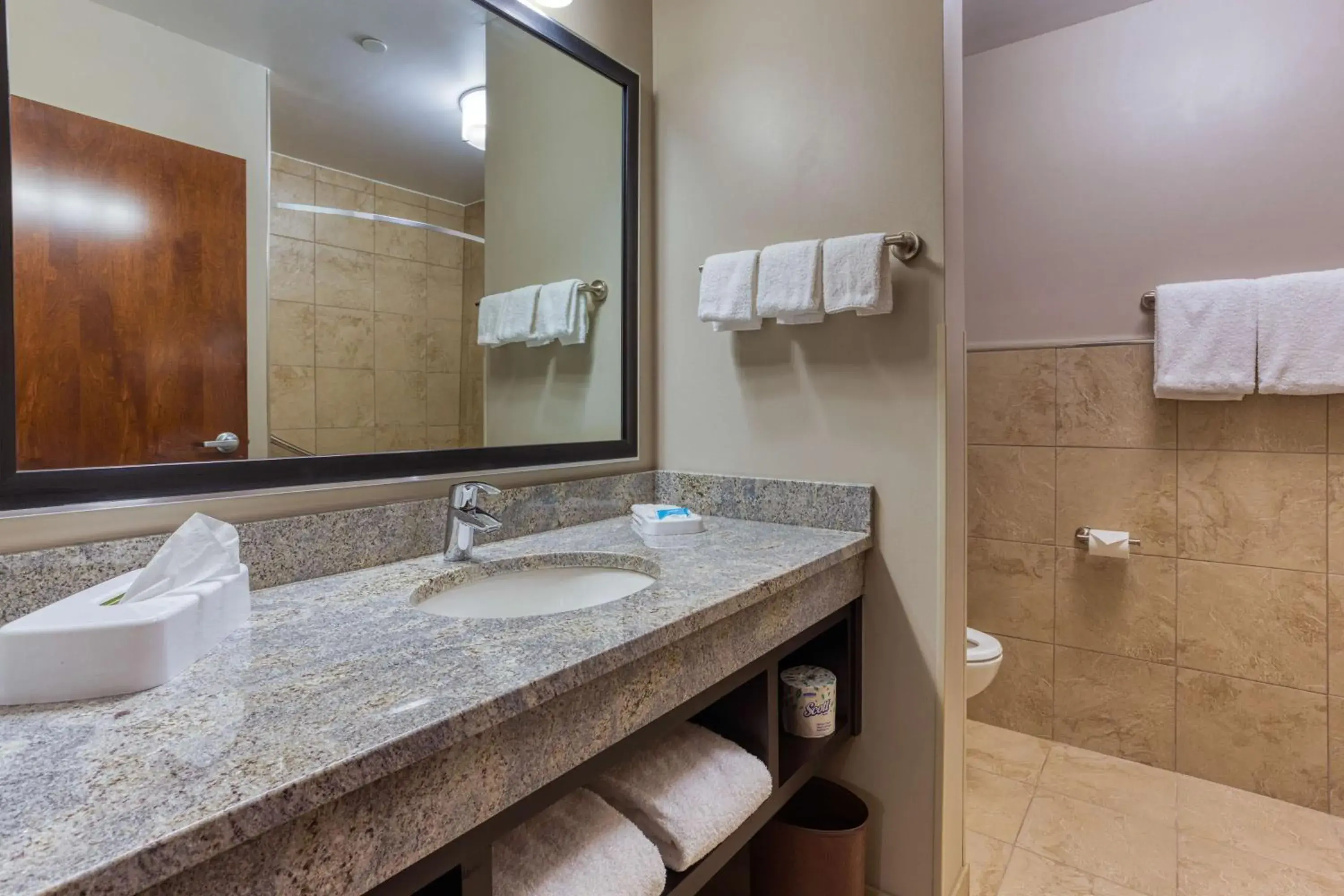 Deluxe Queen Room with Two Queen Beds in Drury Inn & Suites Cincinnati Northeast Mason Deluxe Queen Room with Two Queen Beds in Drury Inn & Suites Cincinnati Northeast Mason