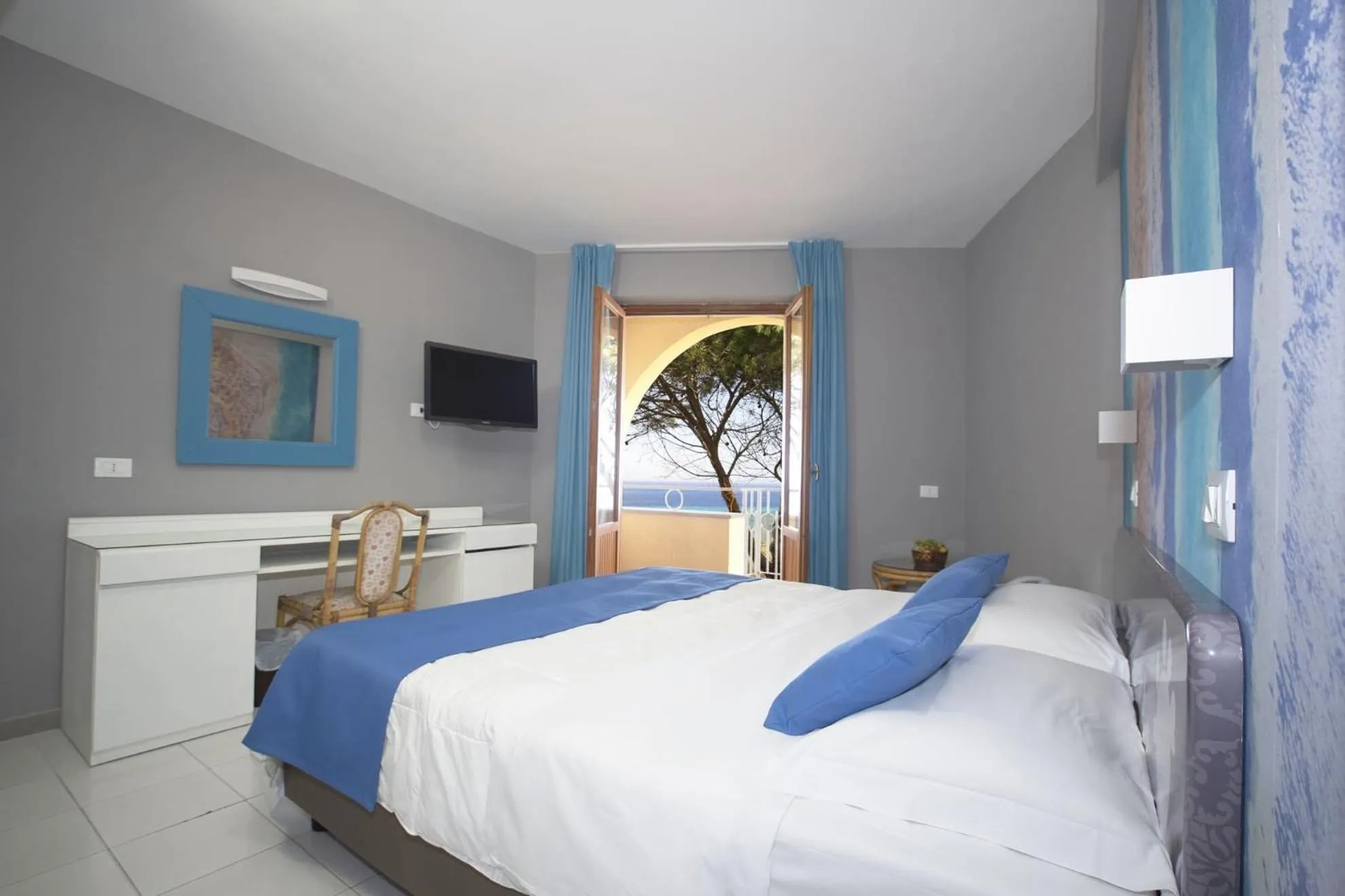 Bed in Perla Del Golfo Resort