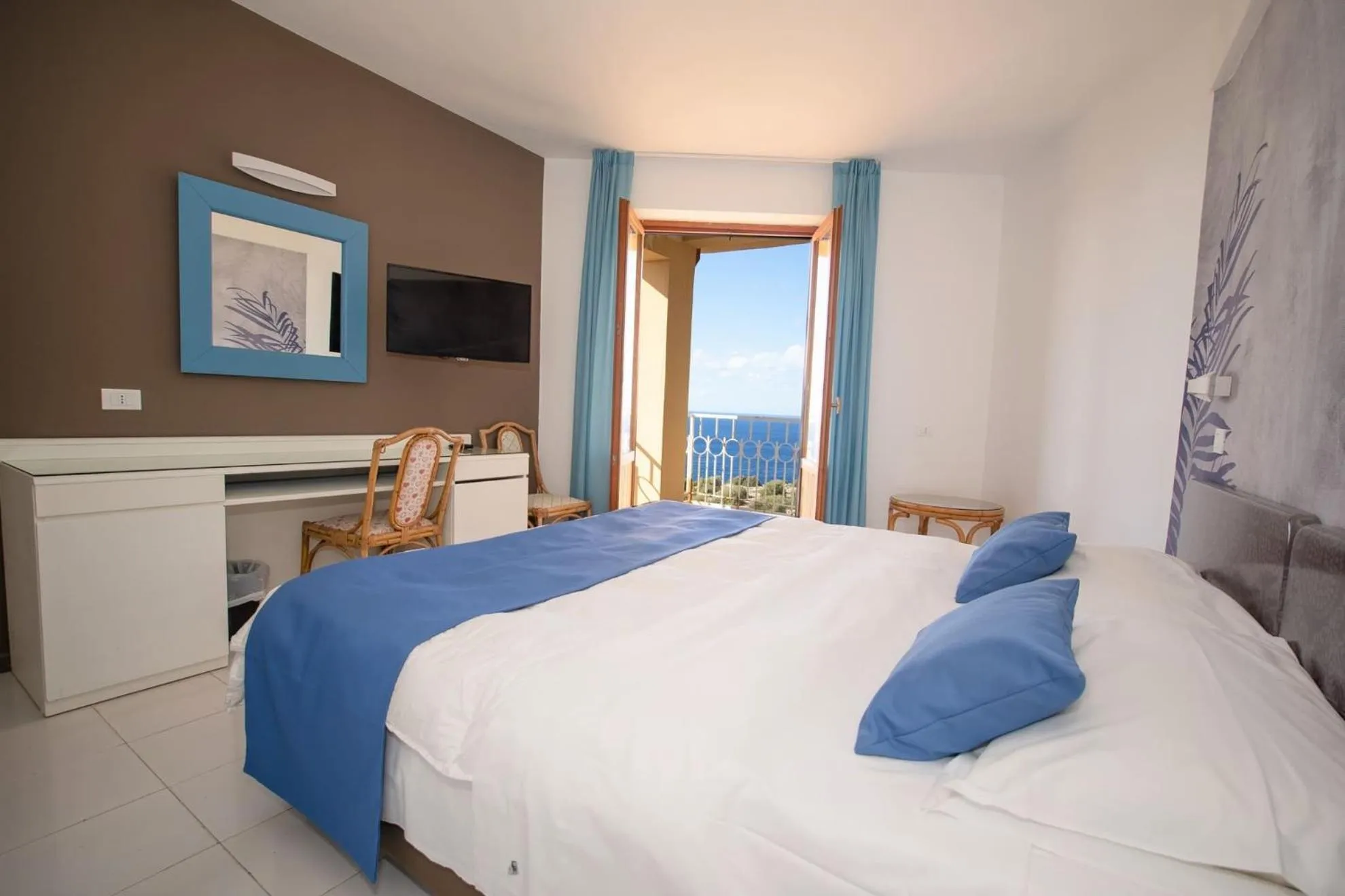 Bed in Perla Del Golfo Resort