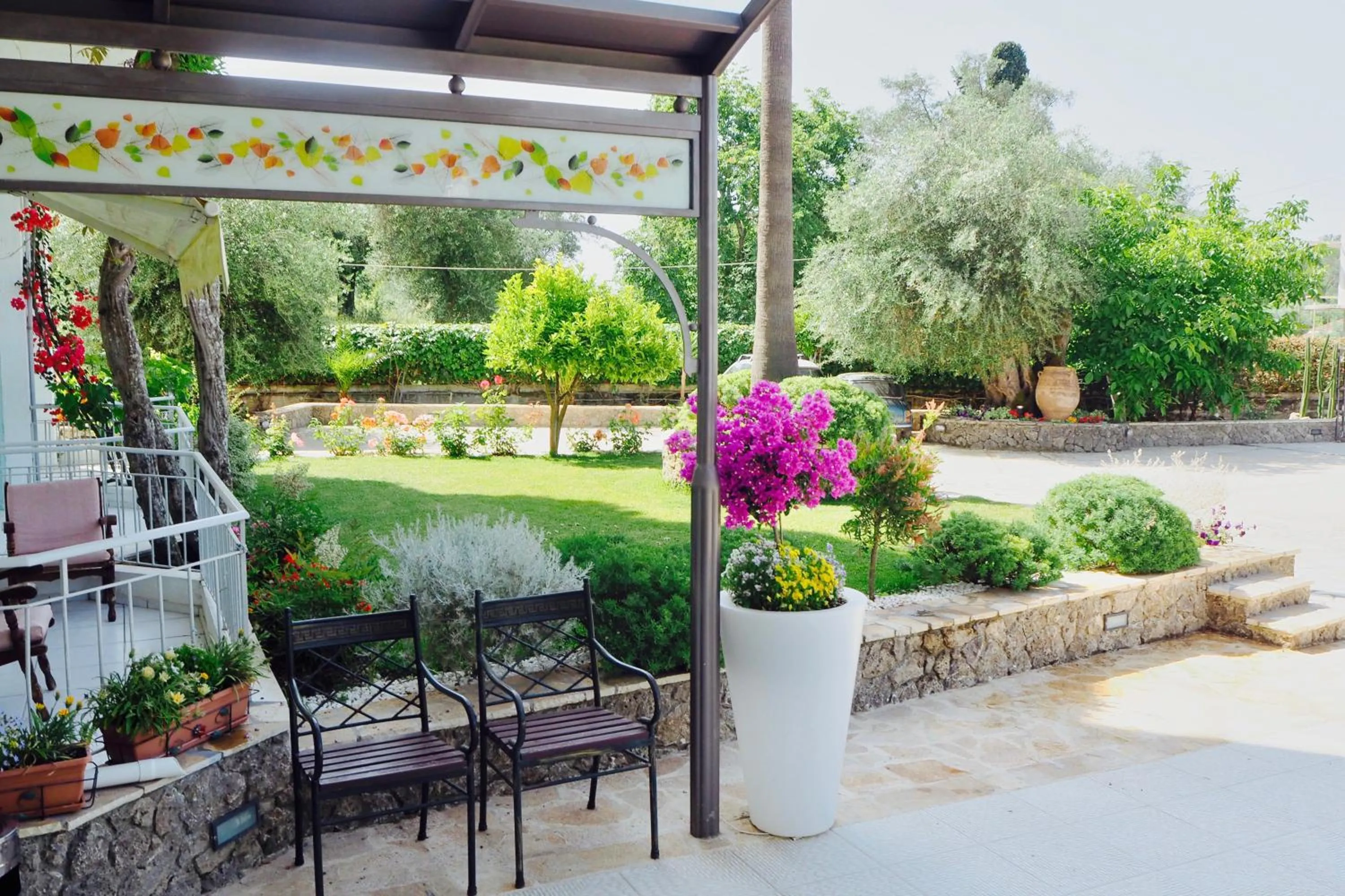 Facade/entrance in Paloma Blanca