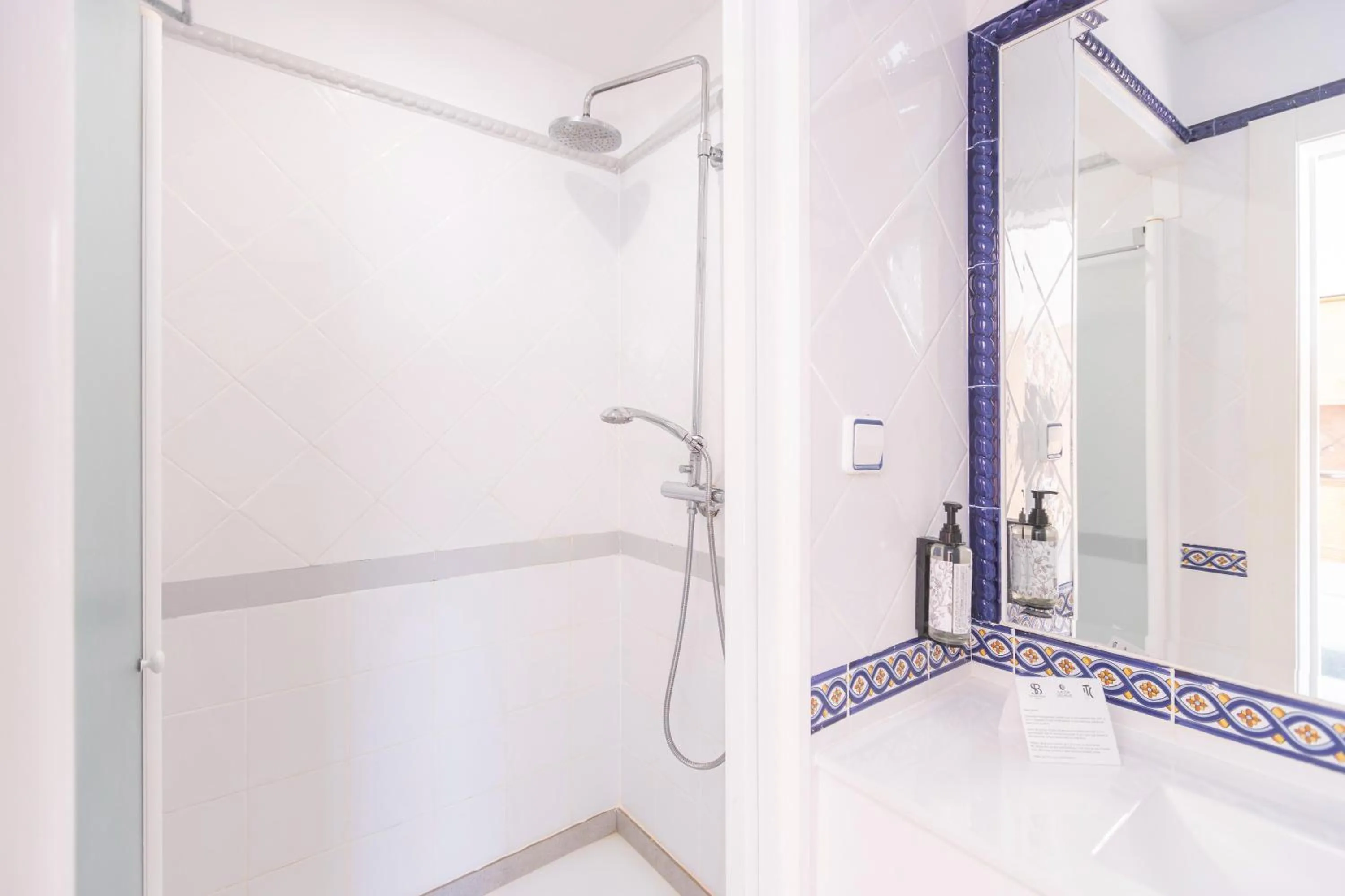 Shower in Hotel Moon Dreams Mediterráneo