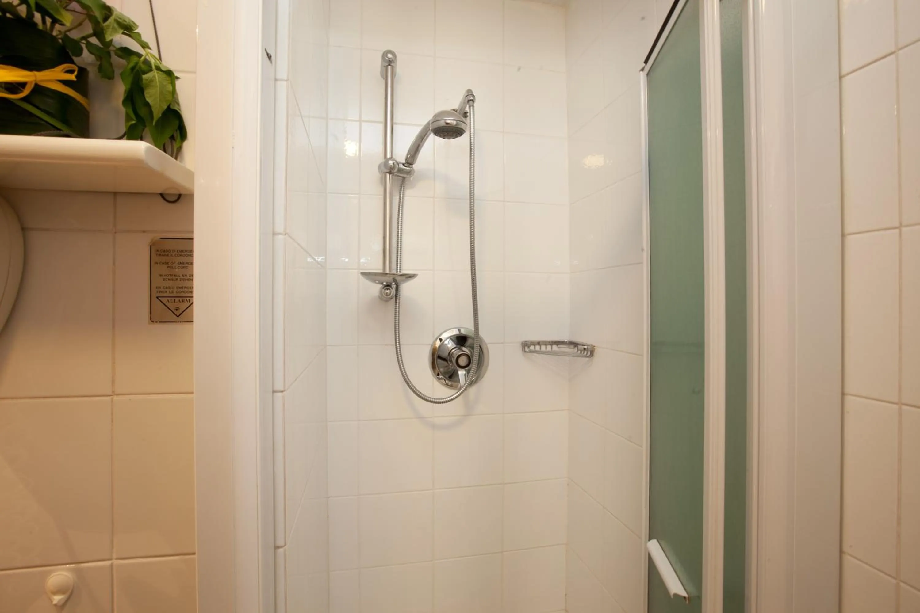 Shower in Hotel Canguro