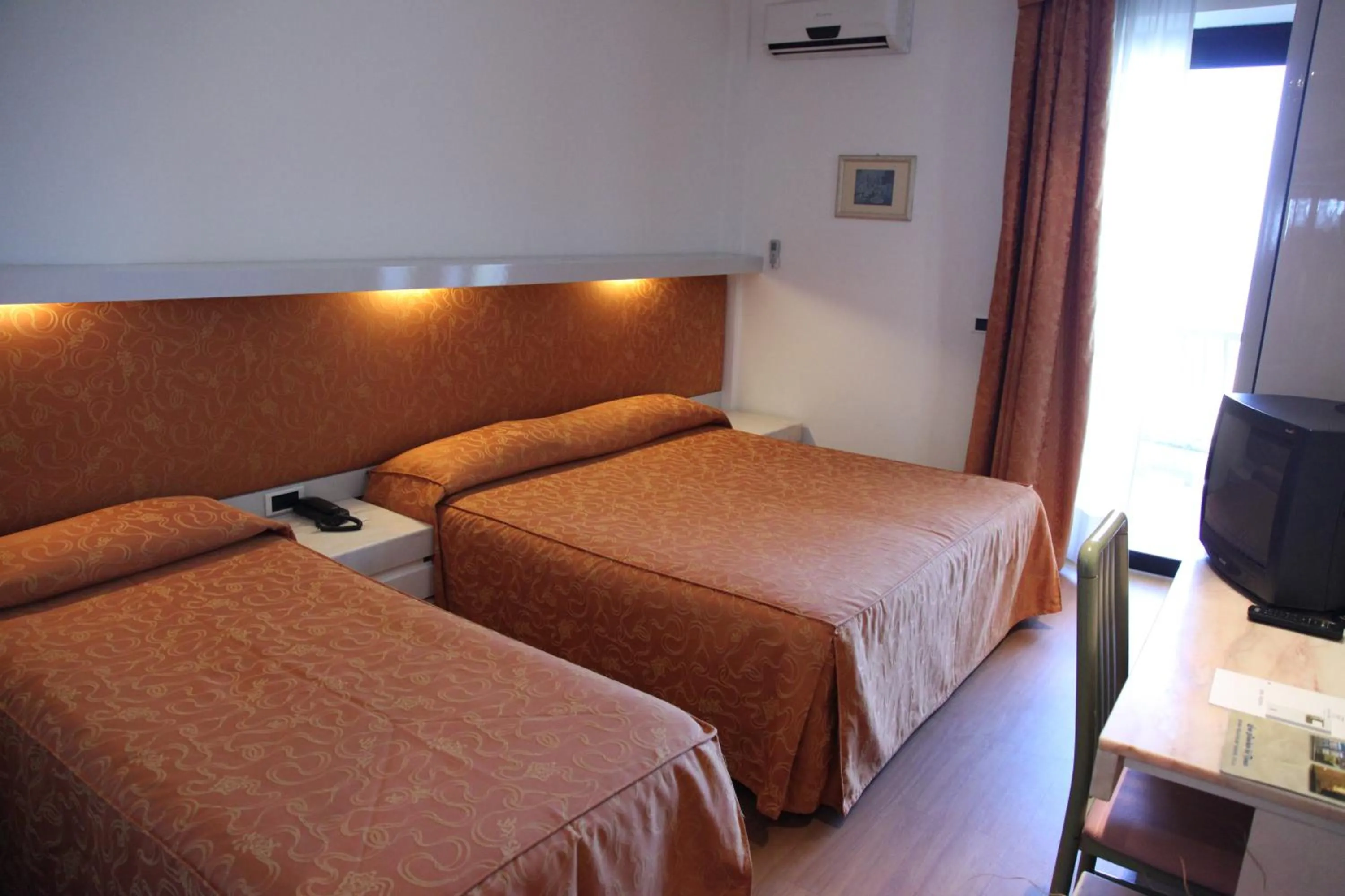 Bathroom, Bed in Hotel Canguro