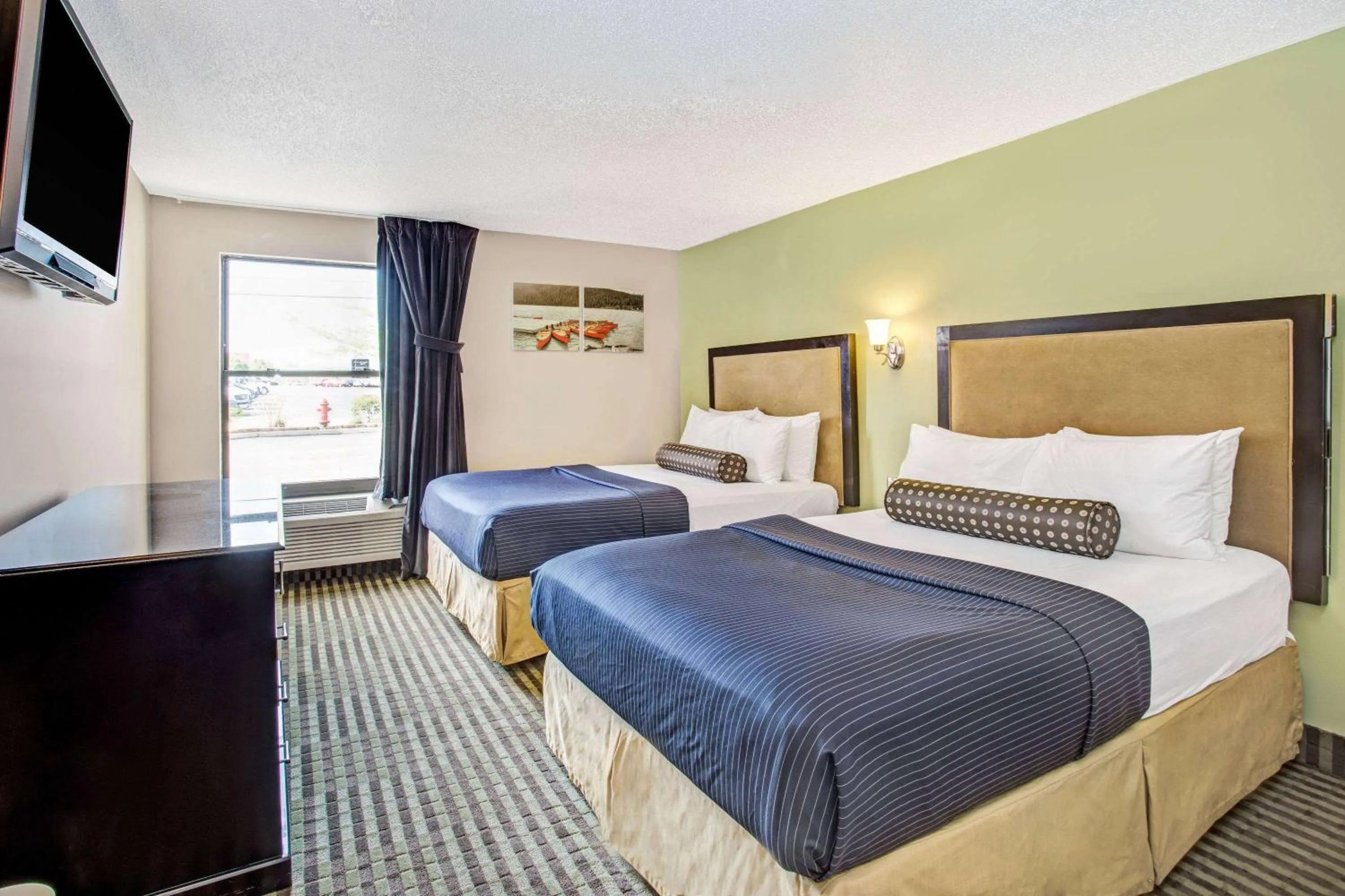 Photo of the whole room, Bed in Days Inn by Wyndham Great Lakes Naval Base