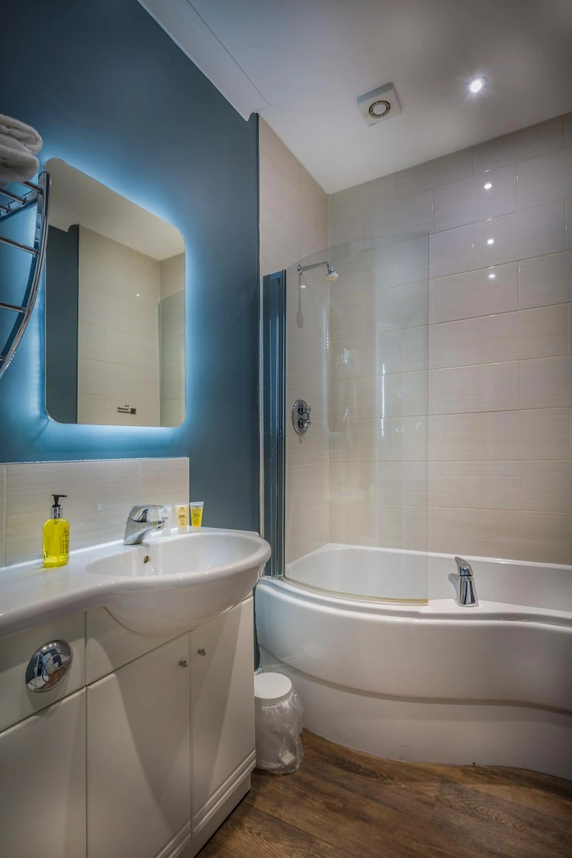 Bathroom in The Golden Lion Hotel, St Ives, Cambridgeshire - The Coaching Inn Group