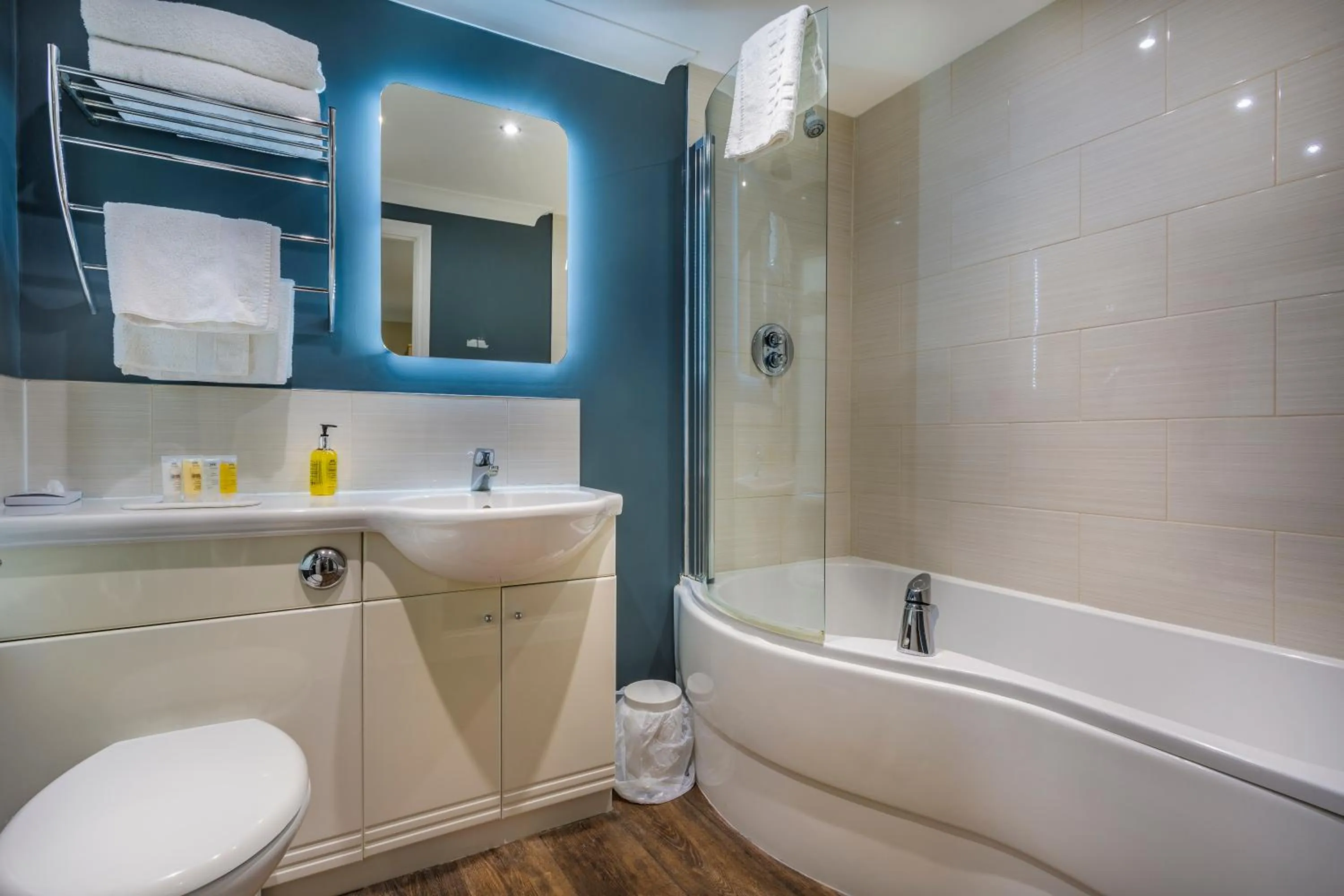 Bathroom in The Golden Lion Hotel, St Ives, Cambridgeshire - The Coaching Inn Group