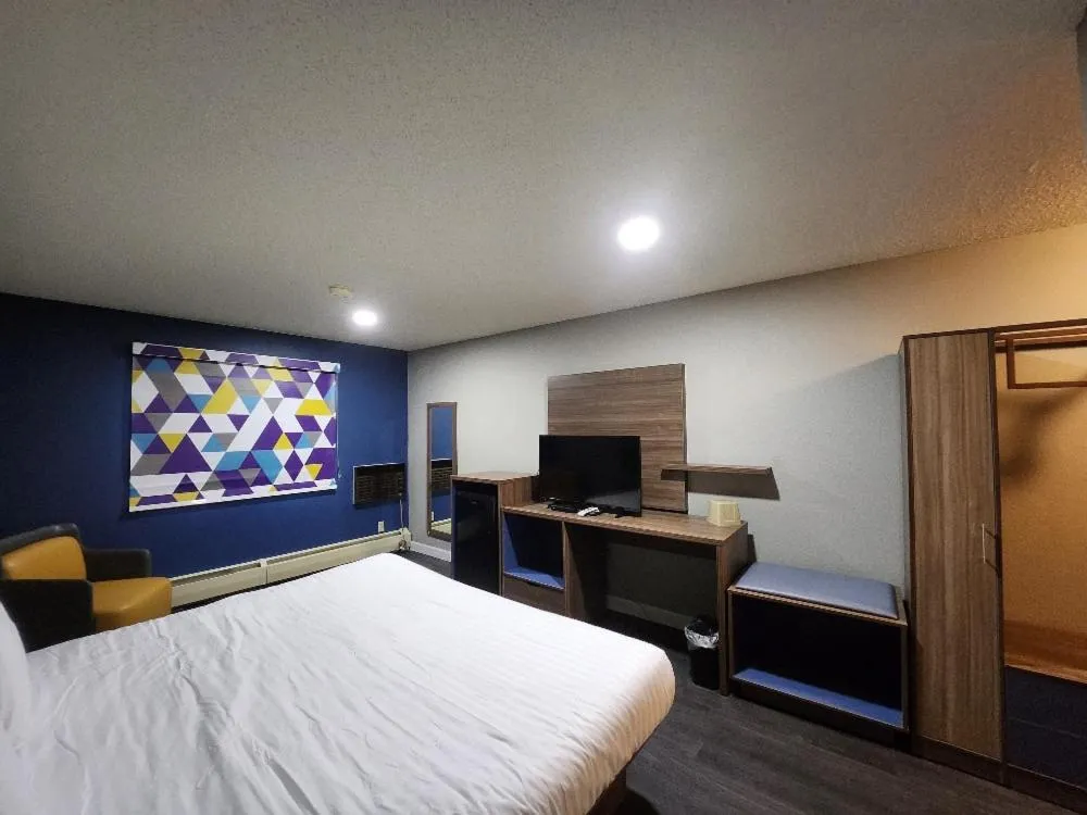 Bed in AmeriVu Inn and Suites - Hayward