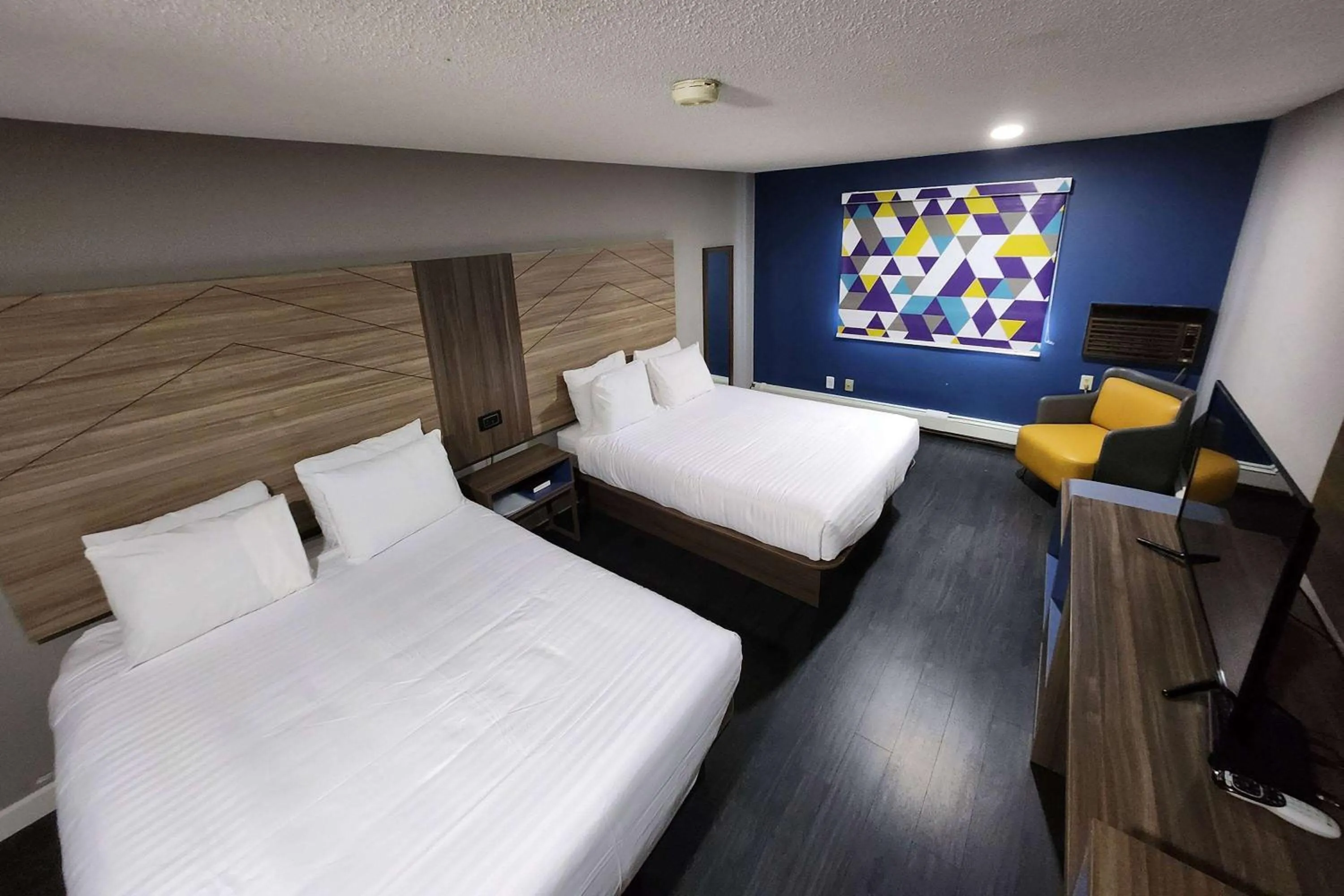 Photo of the whole room, Bed in AmeriVu Inn and Suites - Hayward