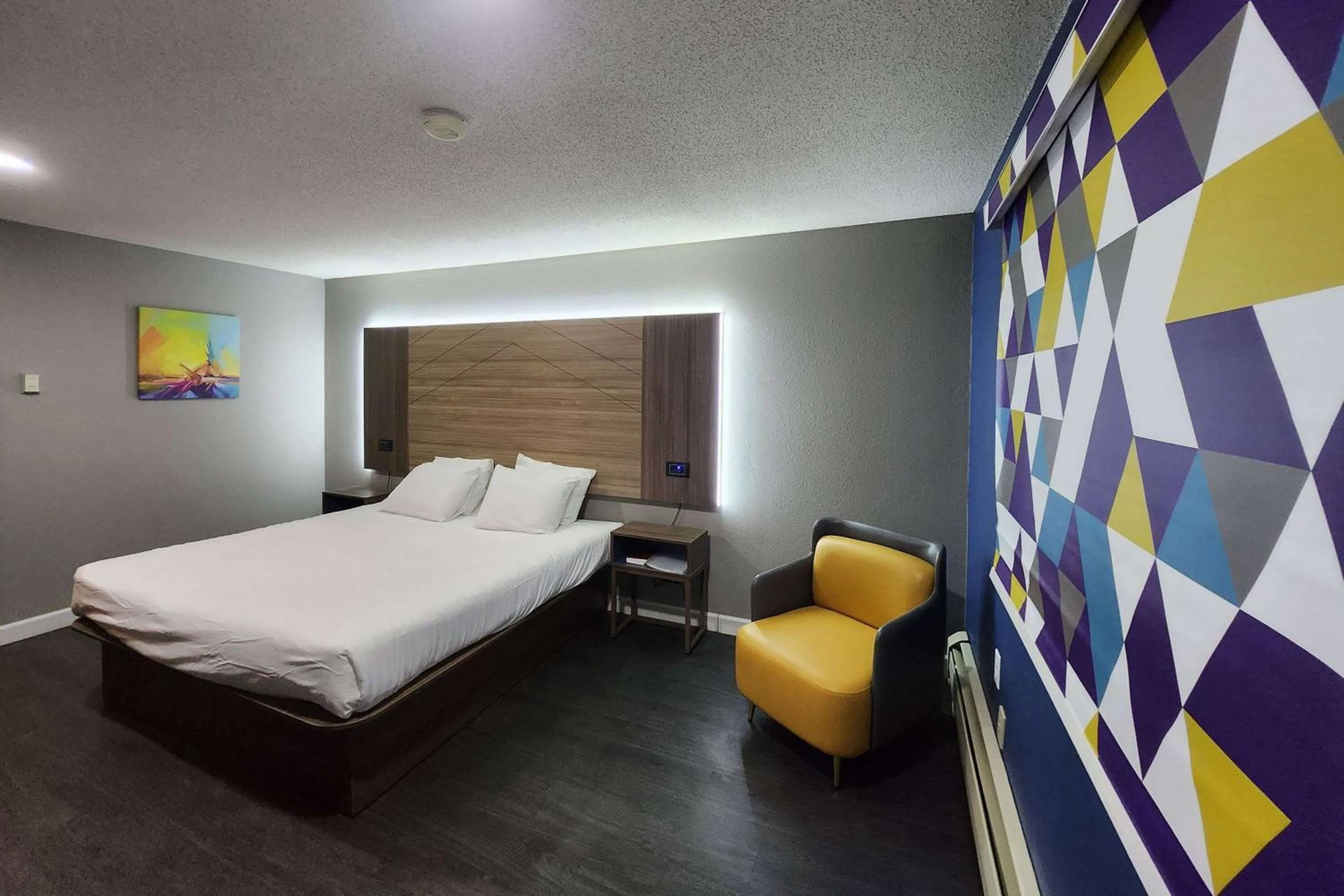 Photo of the whole room, Bed in AmeriVu Inn and Suites - Hayward