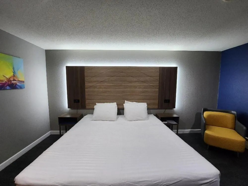 Bed in AmeriVu Inn and Suites - Hayward