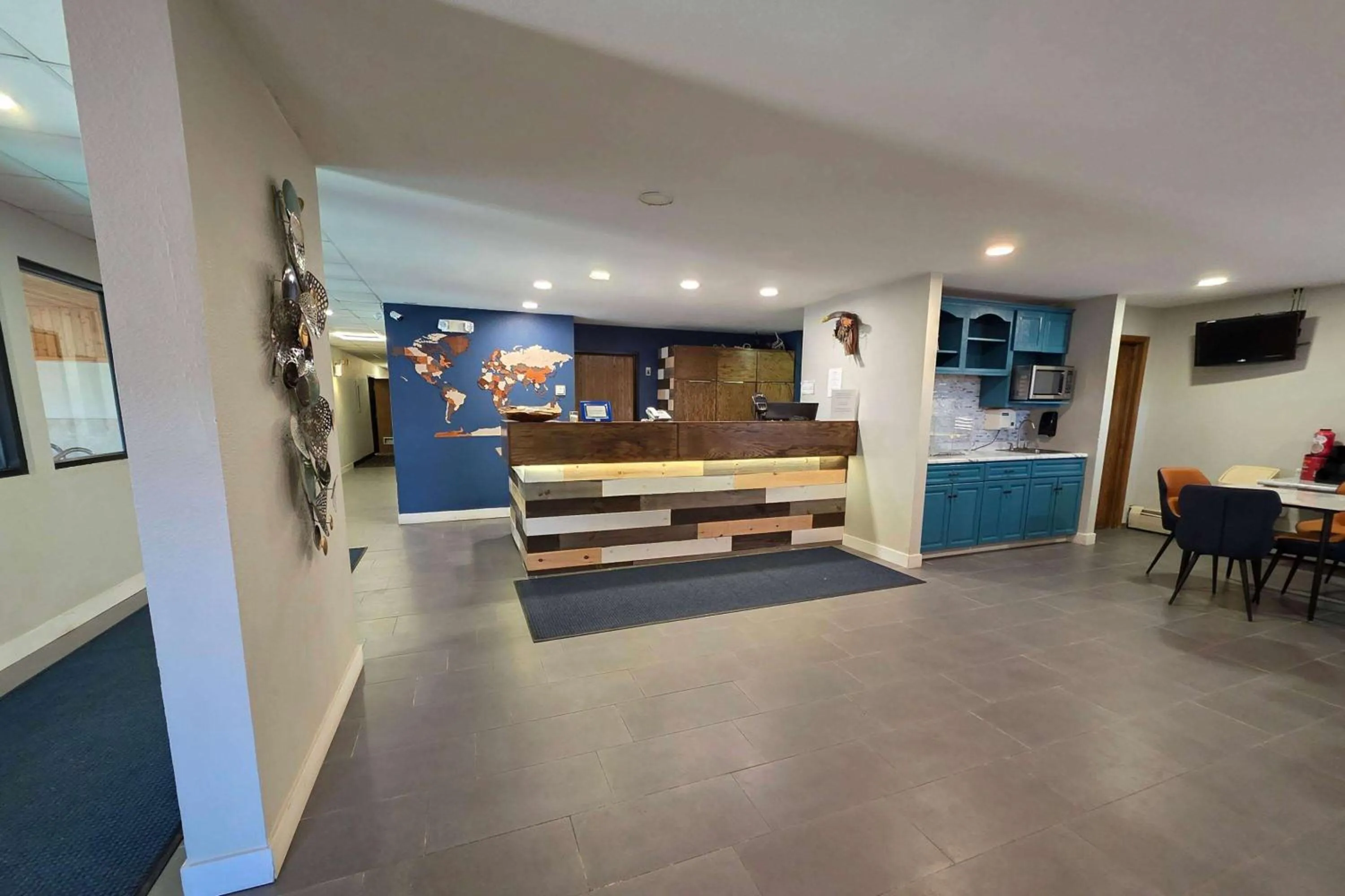 Lobby or reception in AmeriVu Inn and Suites - Hayward