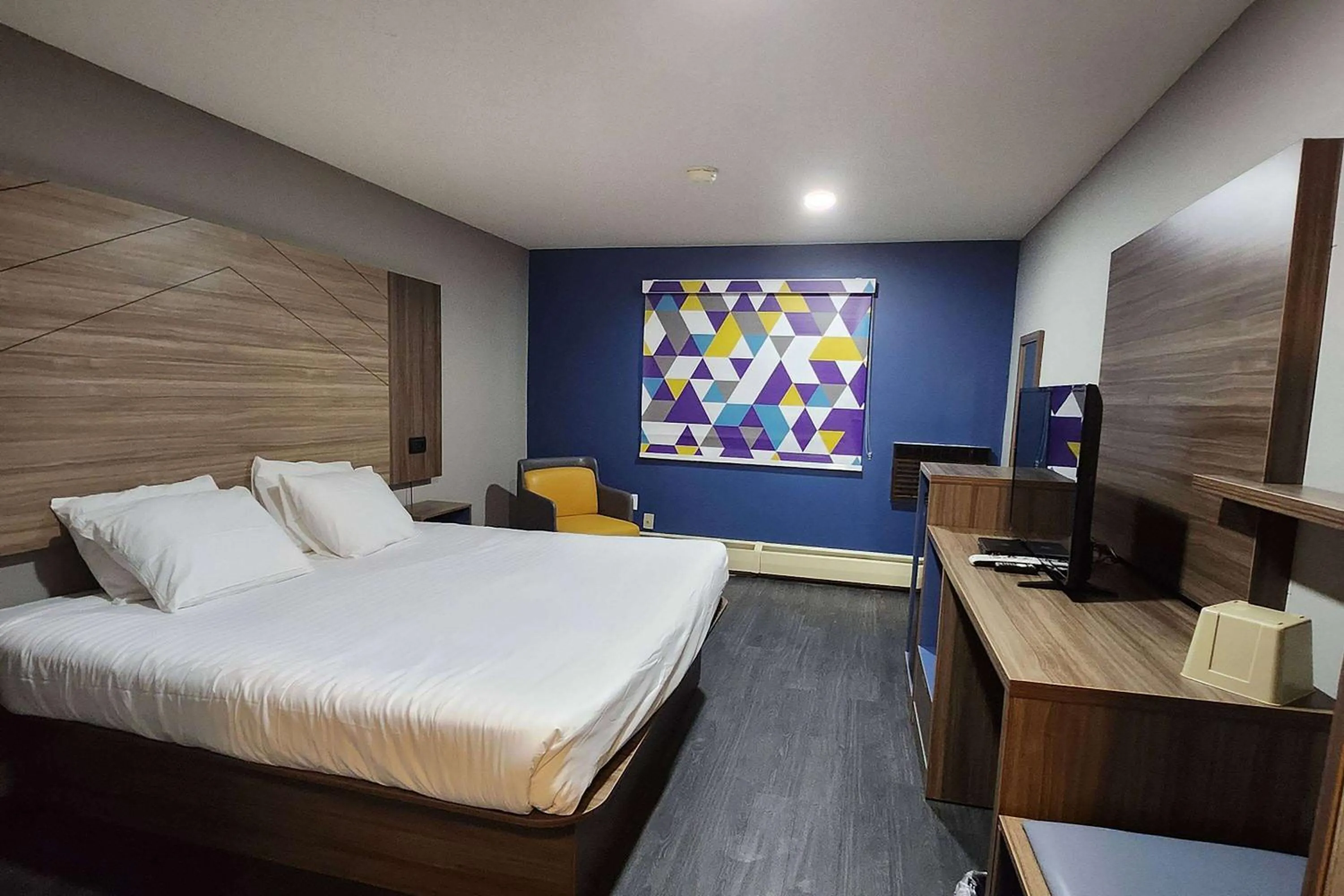 Photo of the whole room, Bed in AmeriVu Inn and Suites - Hayward