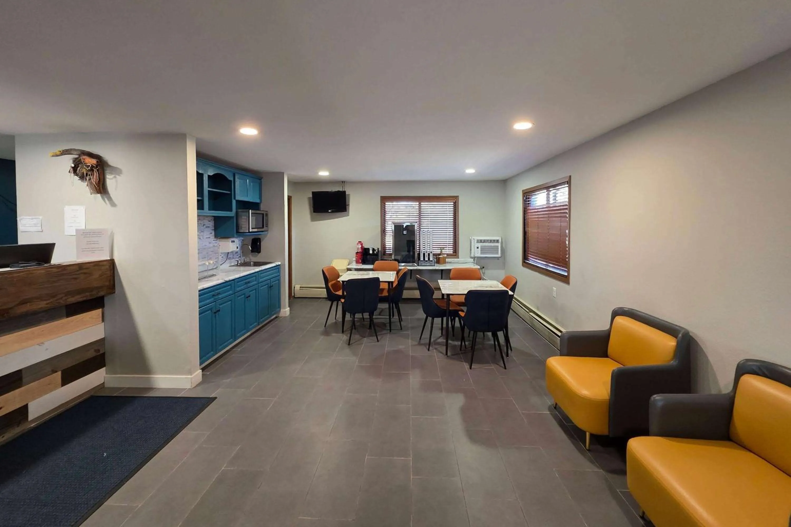 Lobby or reception in AmeriVu Inn and Suites - Hayward