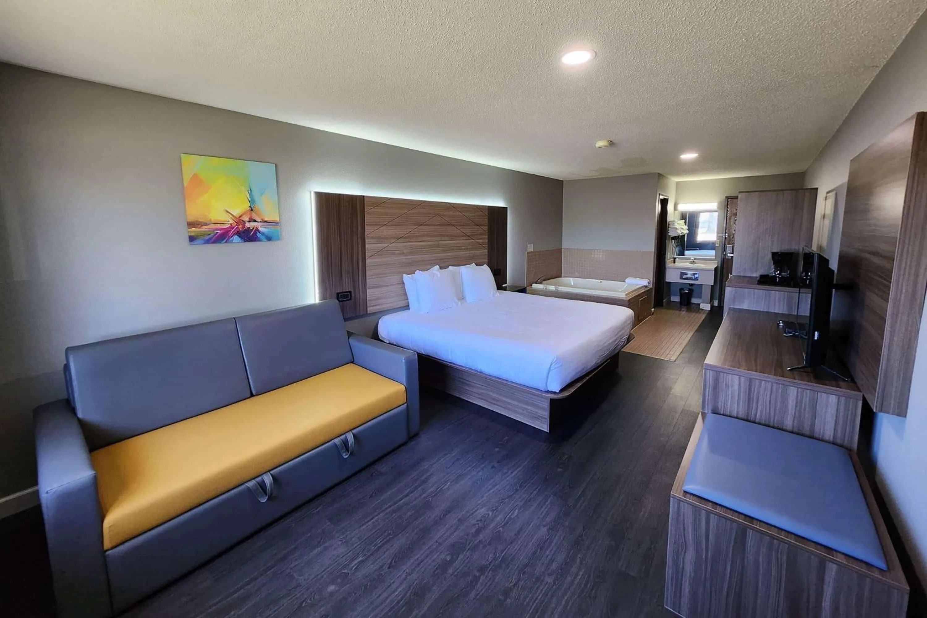 Photo of the whole room, Bed in AmeriVu Inn and Suites - Hayward
