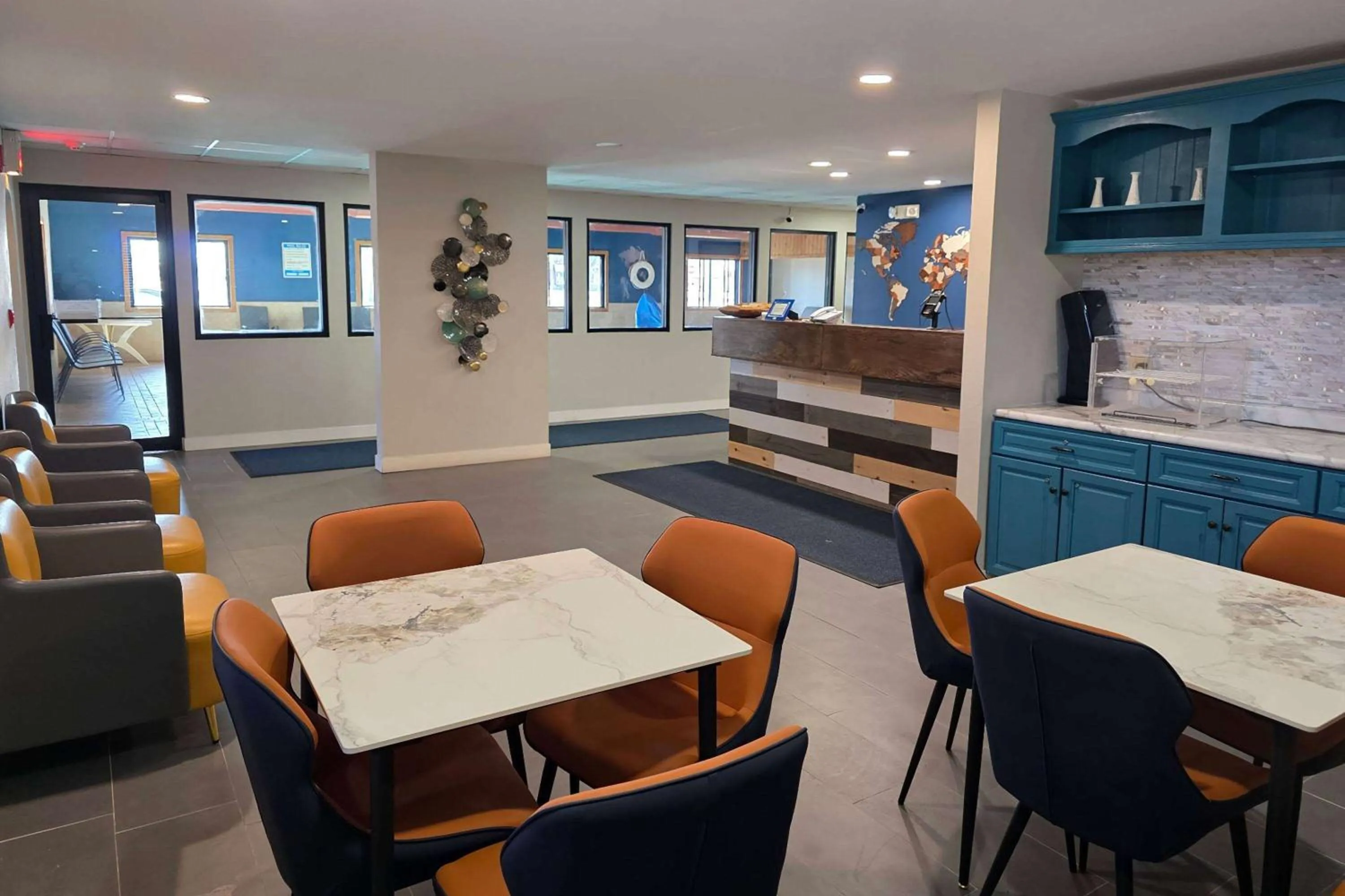 Breakfast in AmeriVu Inn and Suites - Hayward