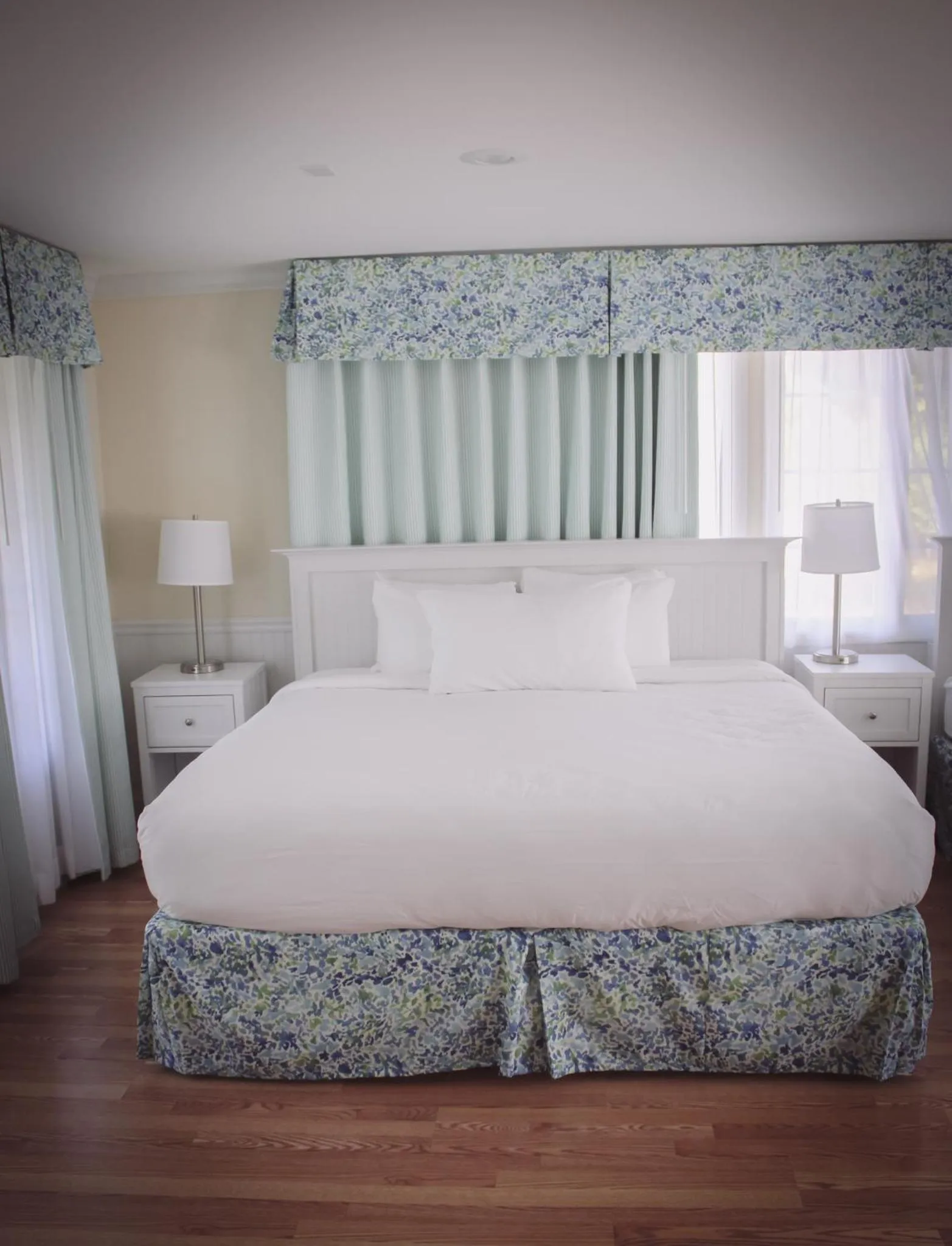 Bedroom, Bed in Colonial Inn Harbor Springs