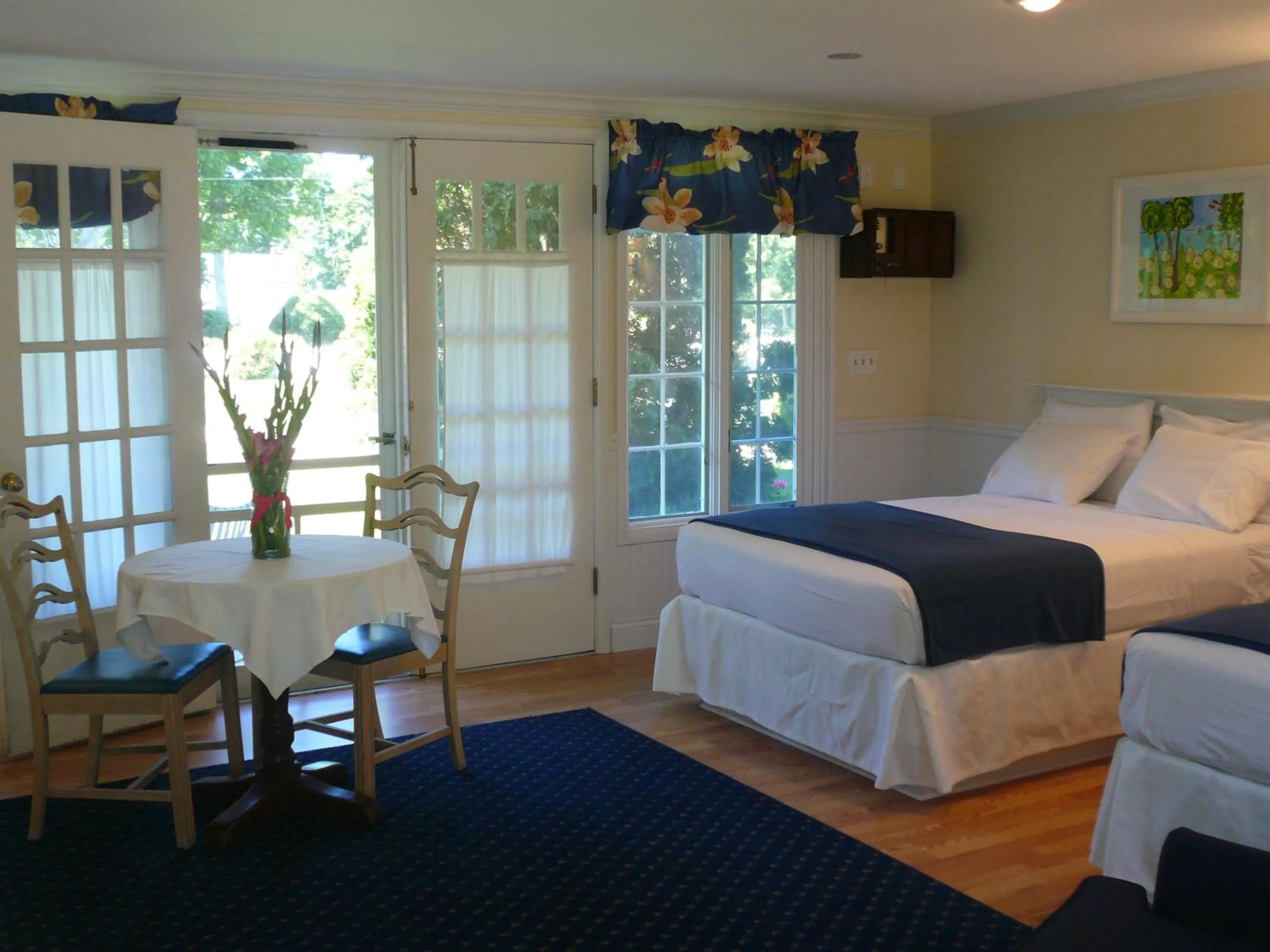 Day, Bed in Colonial Inn Harbor Springs