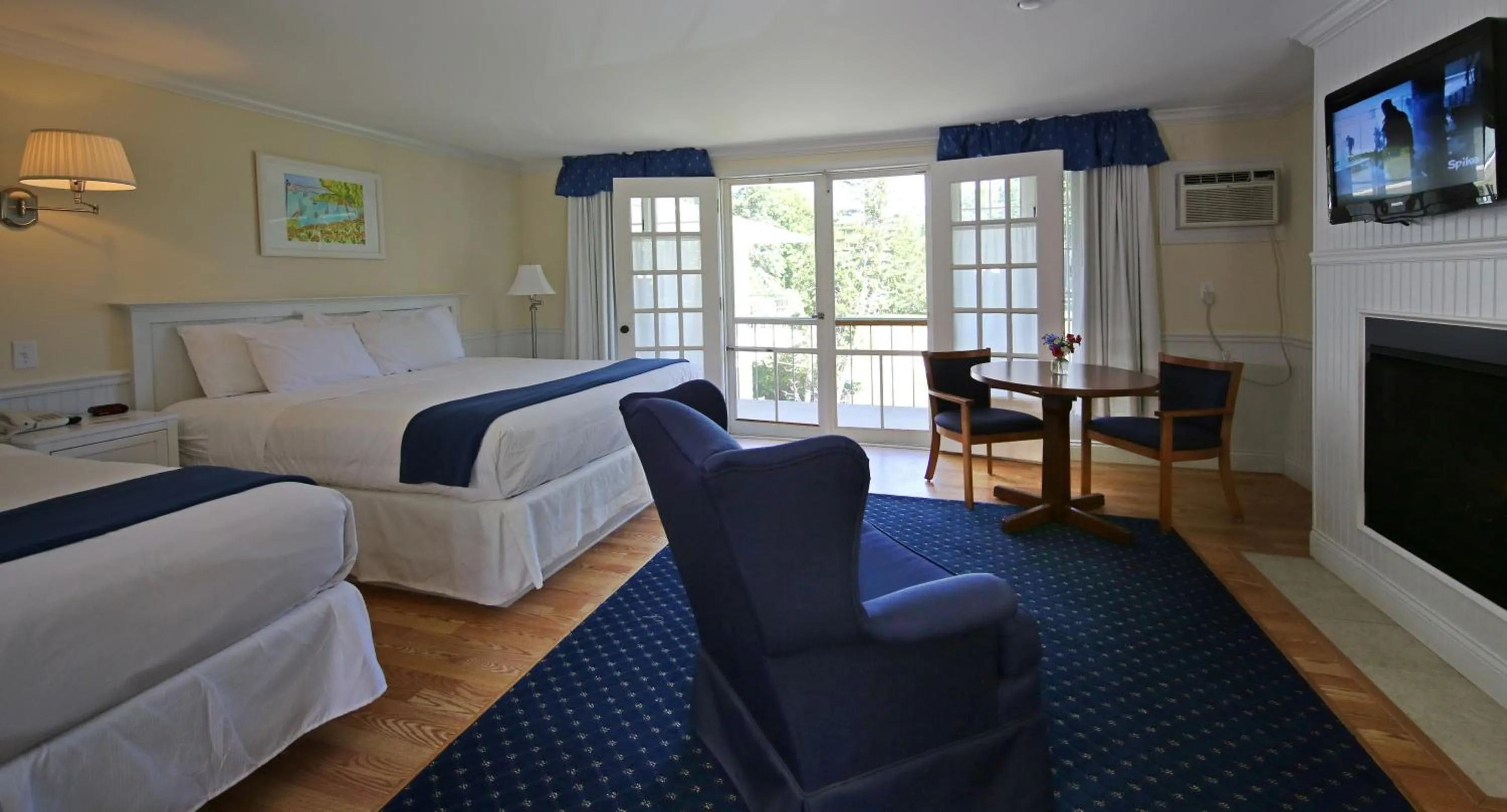 Day, Bed in Colonial Inn Harbor Springs