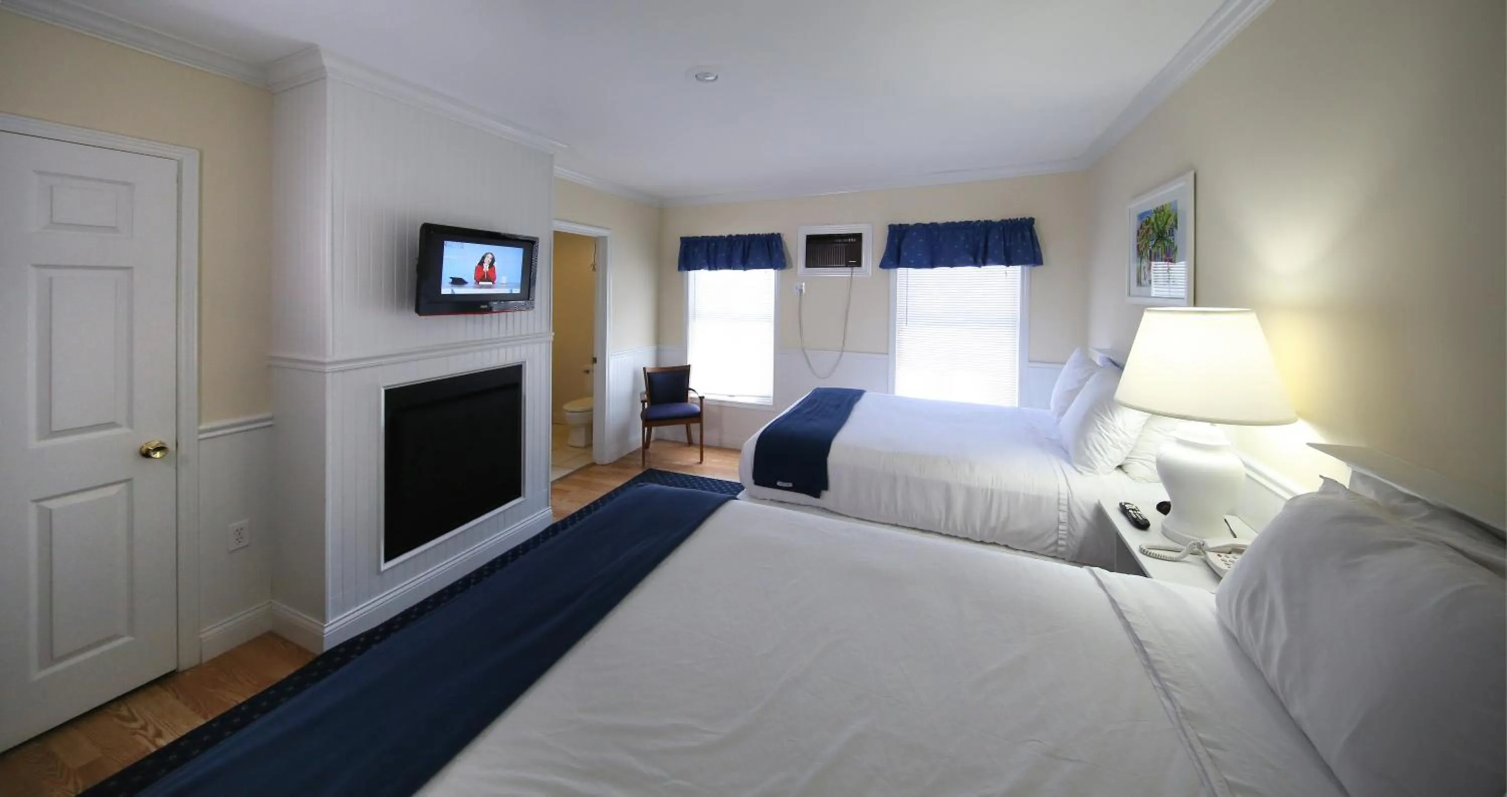 Day, Bed in Colonial Inn Harbor Springs