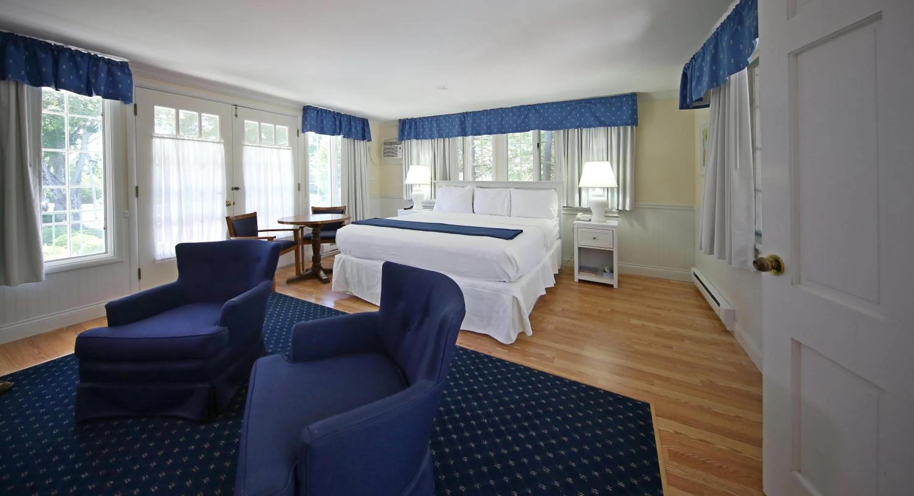 Day, Bed in Colonial Inn Harbor Springs
