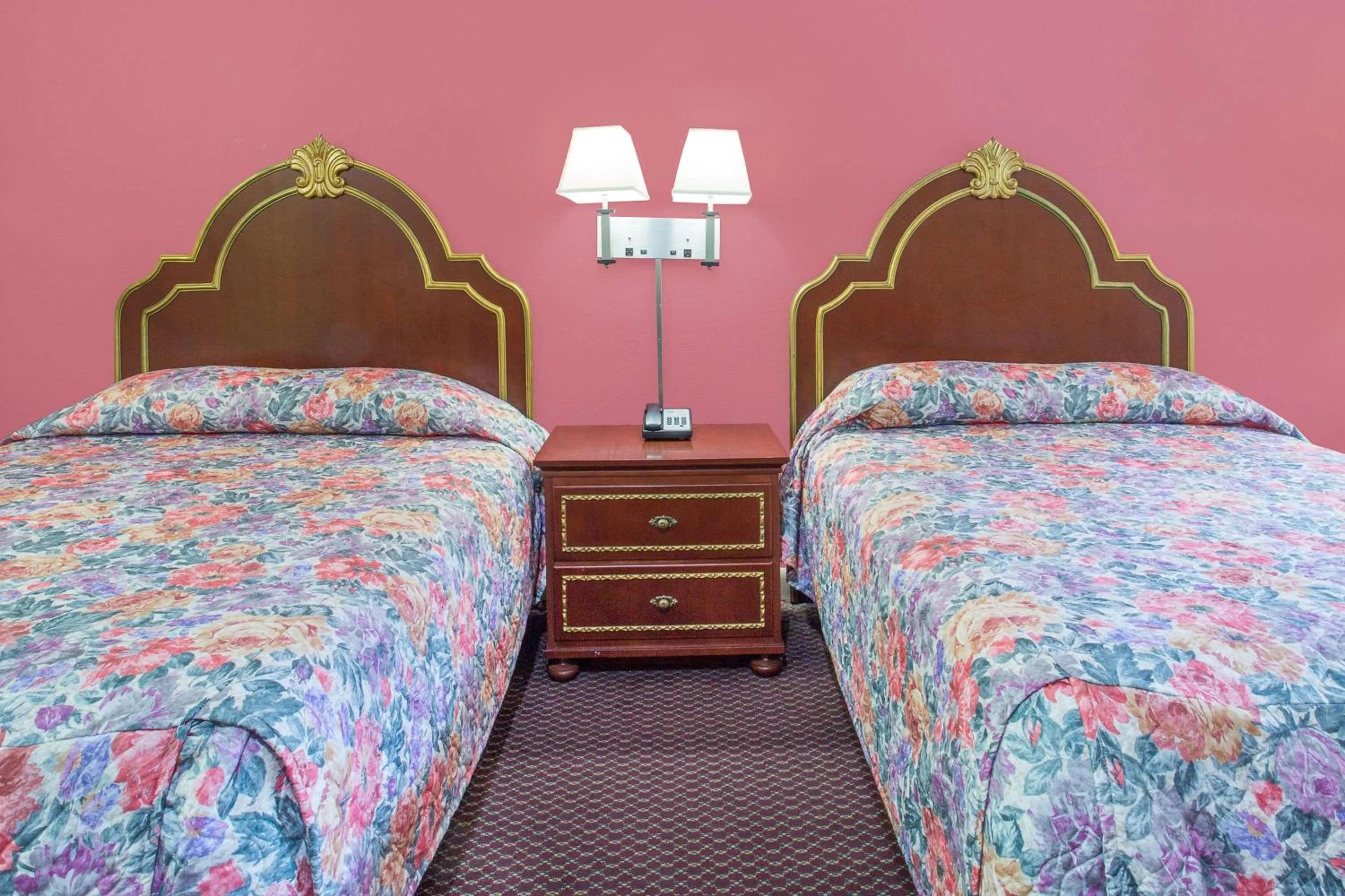 Photo of the whole room, Bed in Knights Inn Emporia