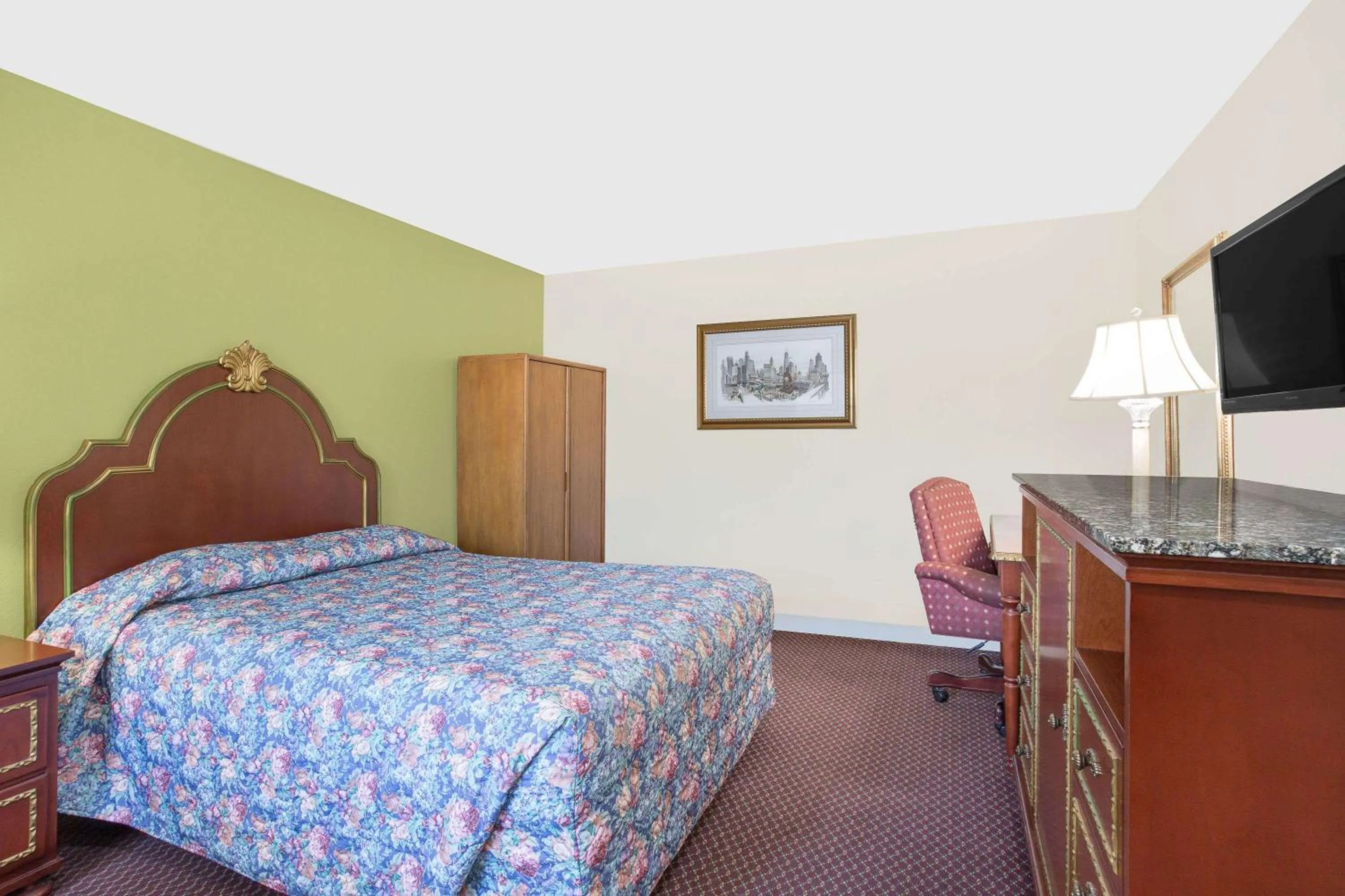 Photo of the whole room, Bed in Knights Inn Emporia