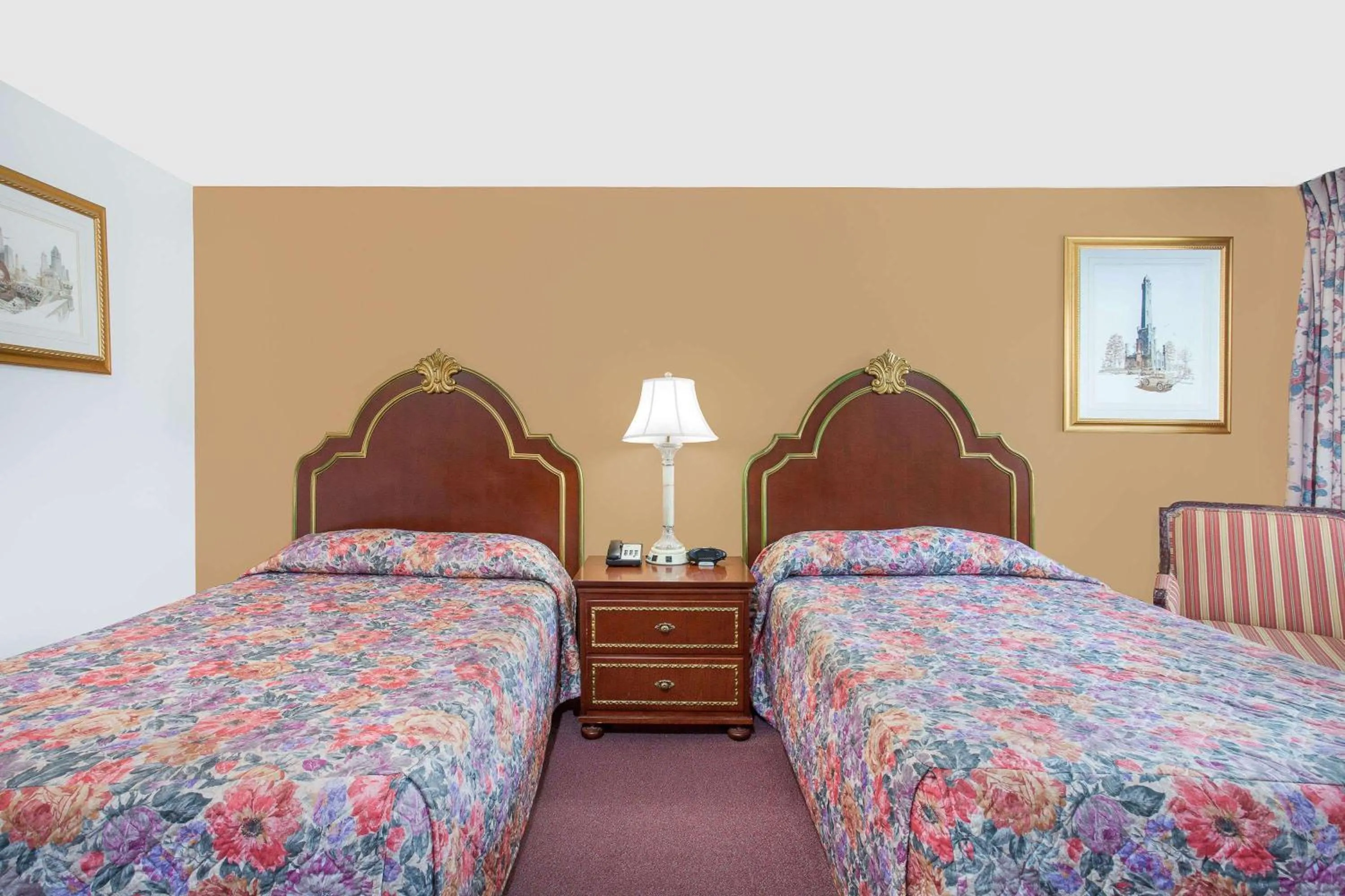 Photo of the whole room, Bed in Knights Inn Emporia