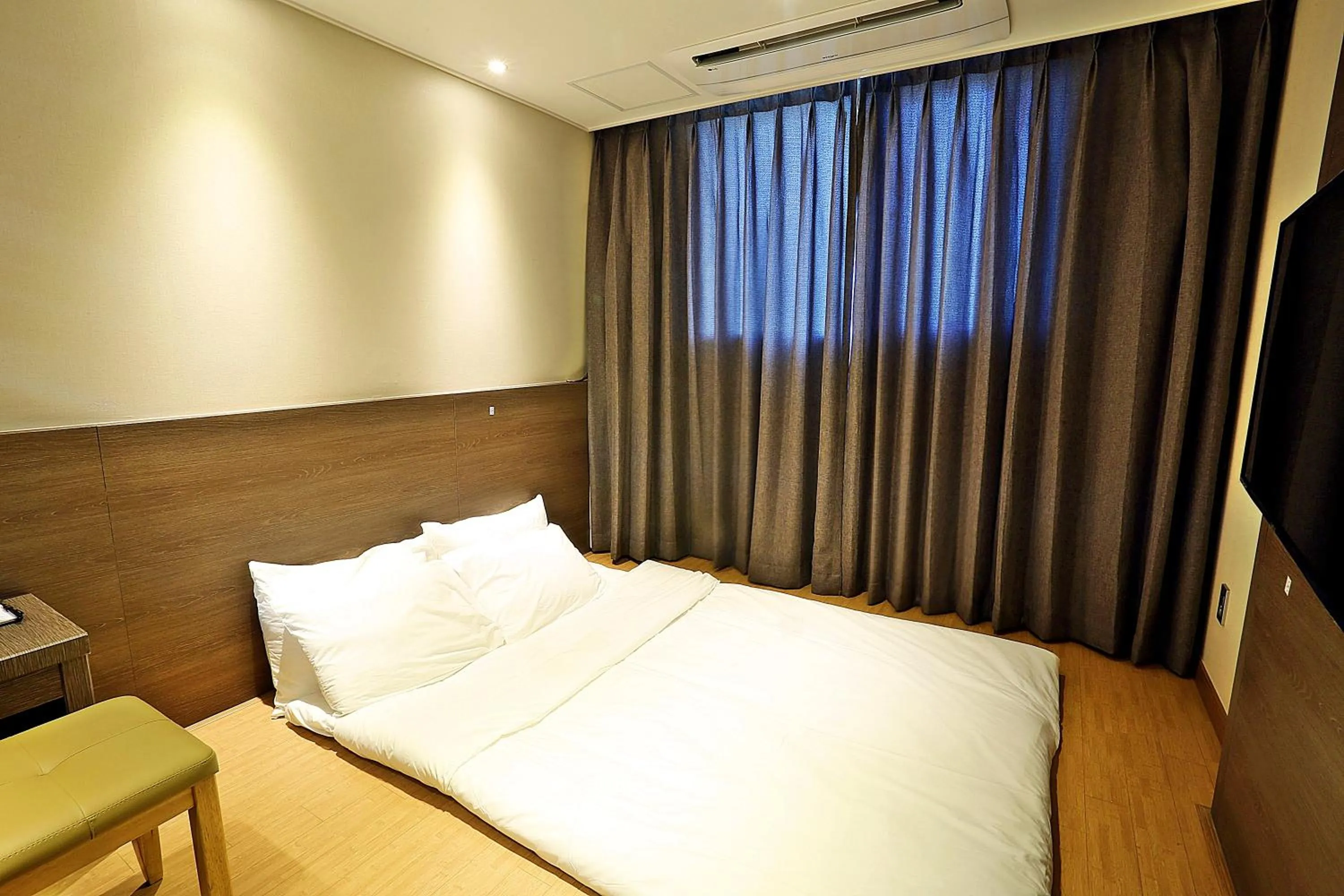Photo of the whole room, Bed in Grandmillions Hotel Seogwipo