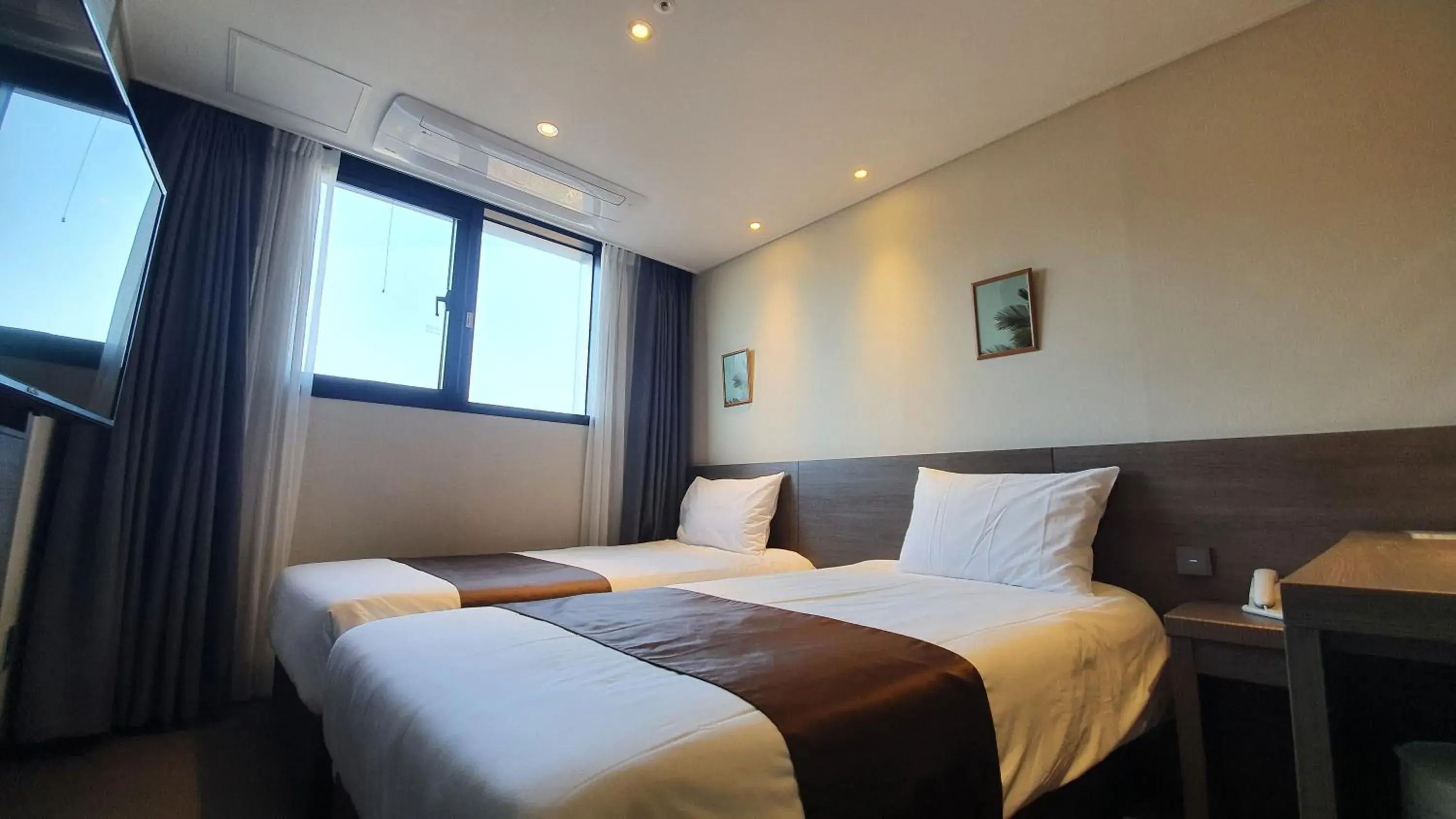 Twin Room with Mountain View in Grandmillions Hotel Seogwipo Twin Room with Mountain View in Grandmillions Hotel Seogwipo