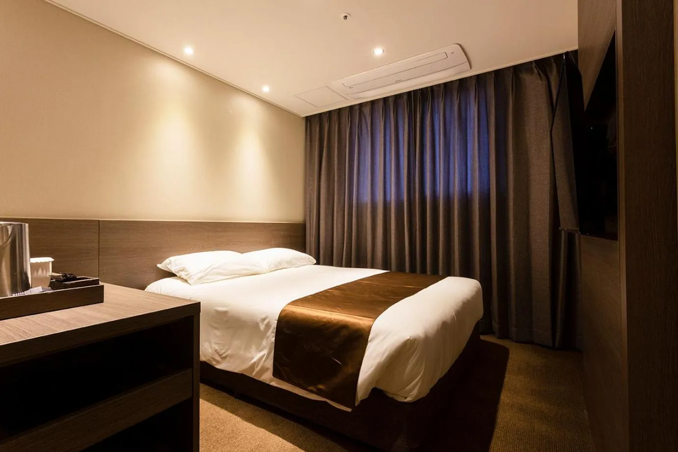 Photo of the whole room, Bed in Grandmillions Hotel Seogwipo
