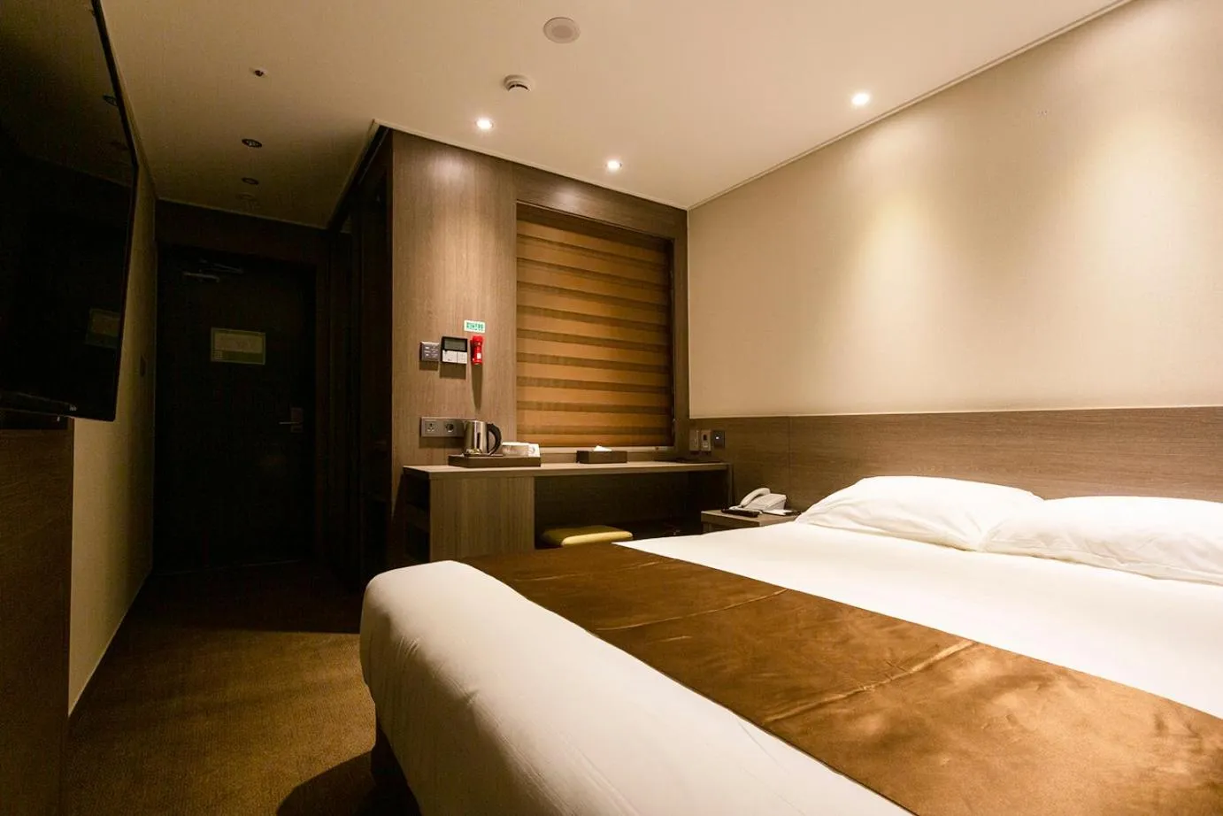 Photo of the whole room, Bed in Grandmillions Hotel Seogwipo