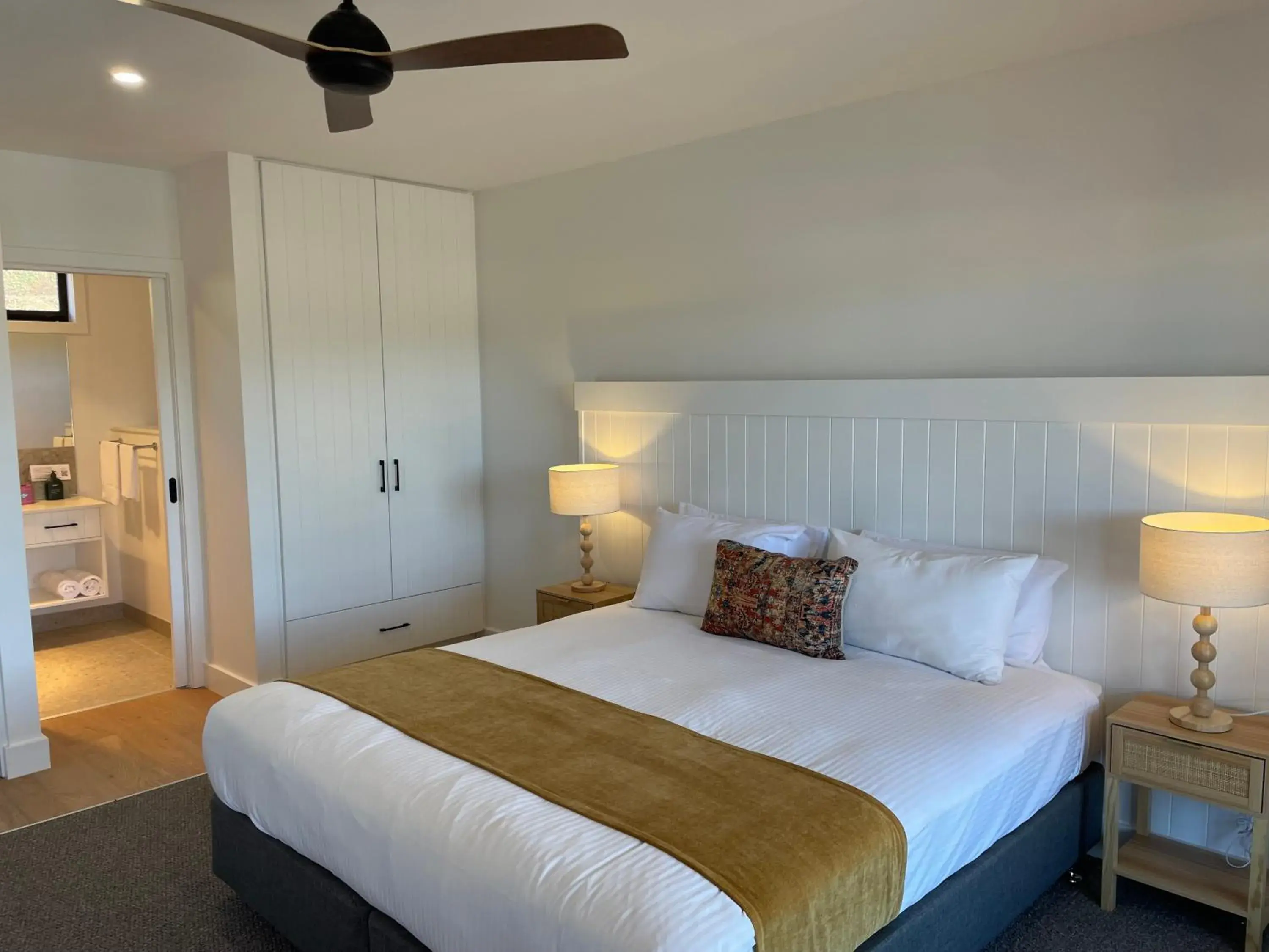 Superior King Room in Fox on the Run - Motel Kilmore Superior King Room in Fox on the Run - Motel Kilmore