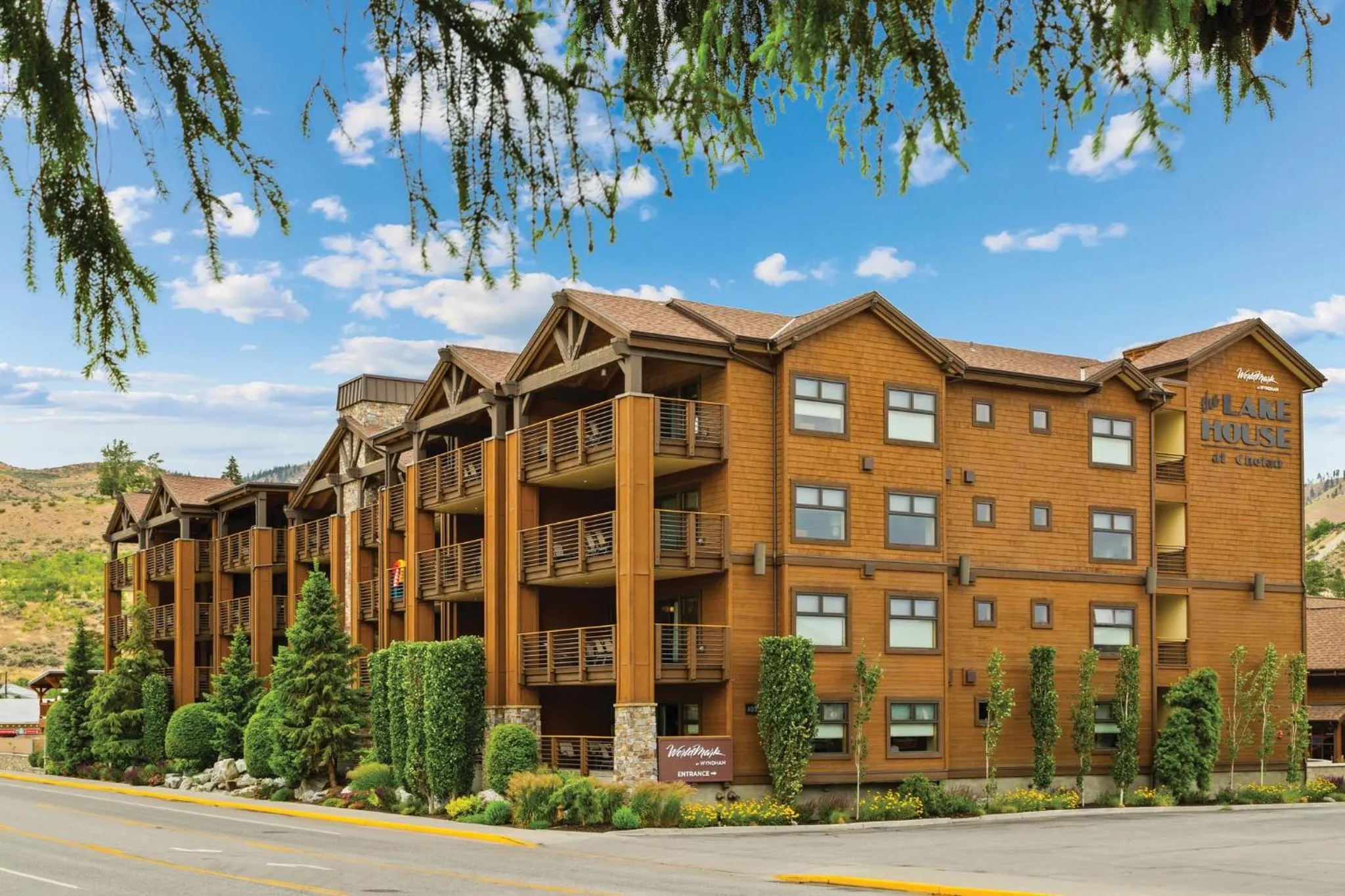 Property building in WorldMark Chelan - Lake House