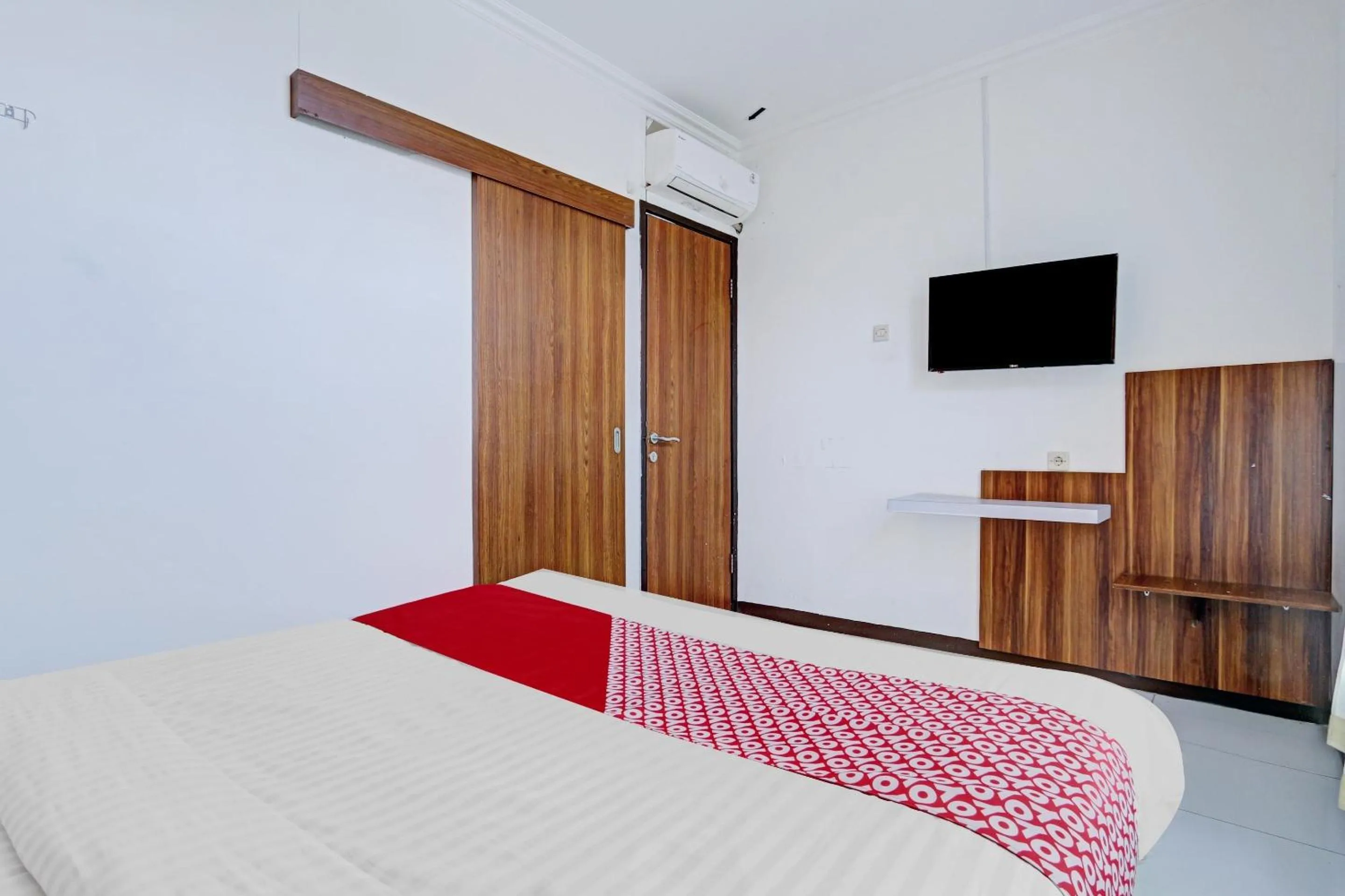 Bedroom, Bed in Hotel O Near Mall Ciputra 2