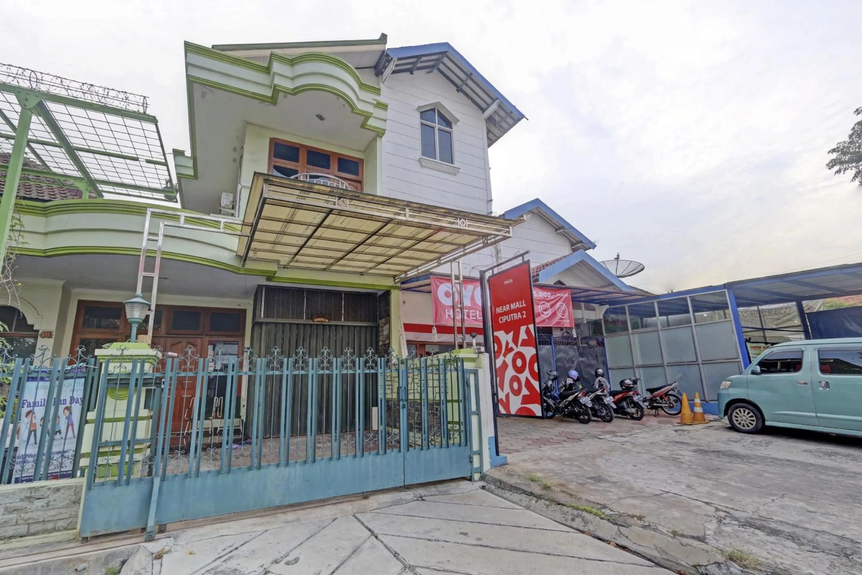 Facade/entrance in Hotel O Near Mall Ciputra 2