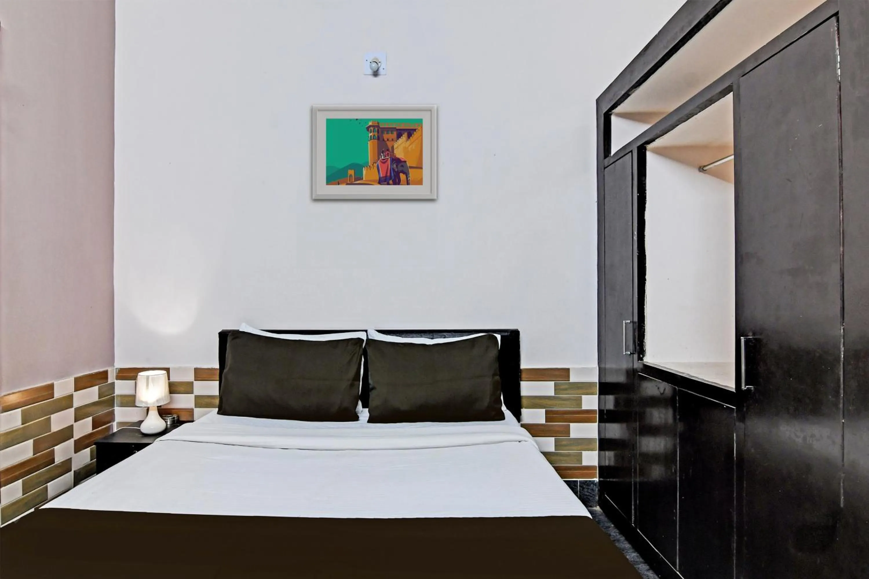 Bedroom, Bed in Hotel O Regal Stays